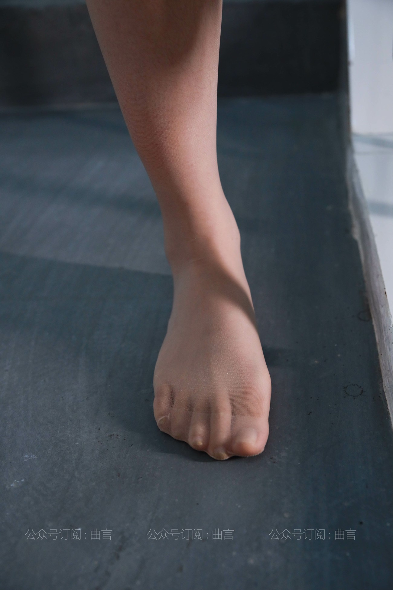 图片[21]-[IESS异思趣向] 耽丝 210329 糖糖在楼道休息放松 [69P] – 速更版-美库