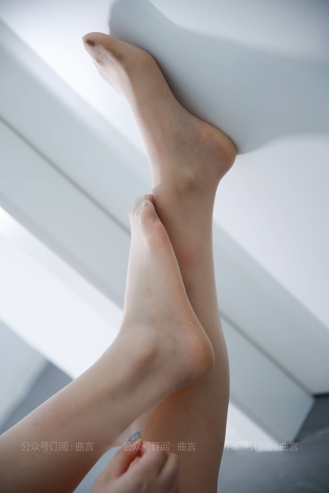 图片[23]-[IESS异思趣向] 耽丝 210329 糖糖在楼道休息放松 [69P] – 速更版-美库