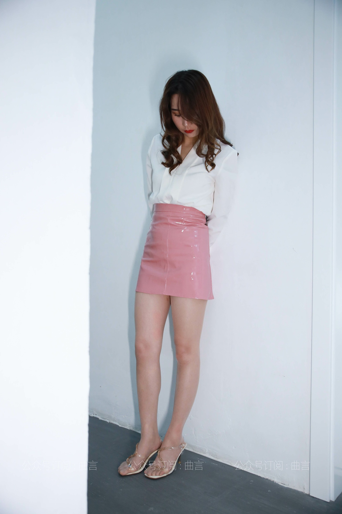 图片[59]-[IESS异思趣向] 耽丝 210329 糖糖在楼道休息放松 [69P] – 速更版-美库