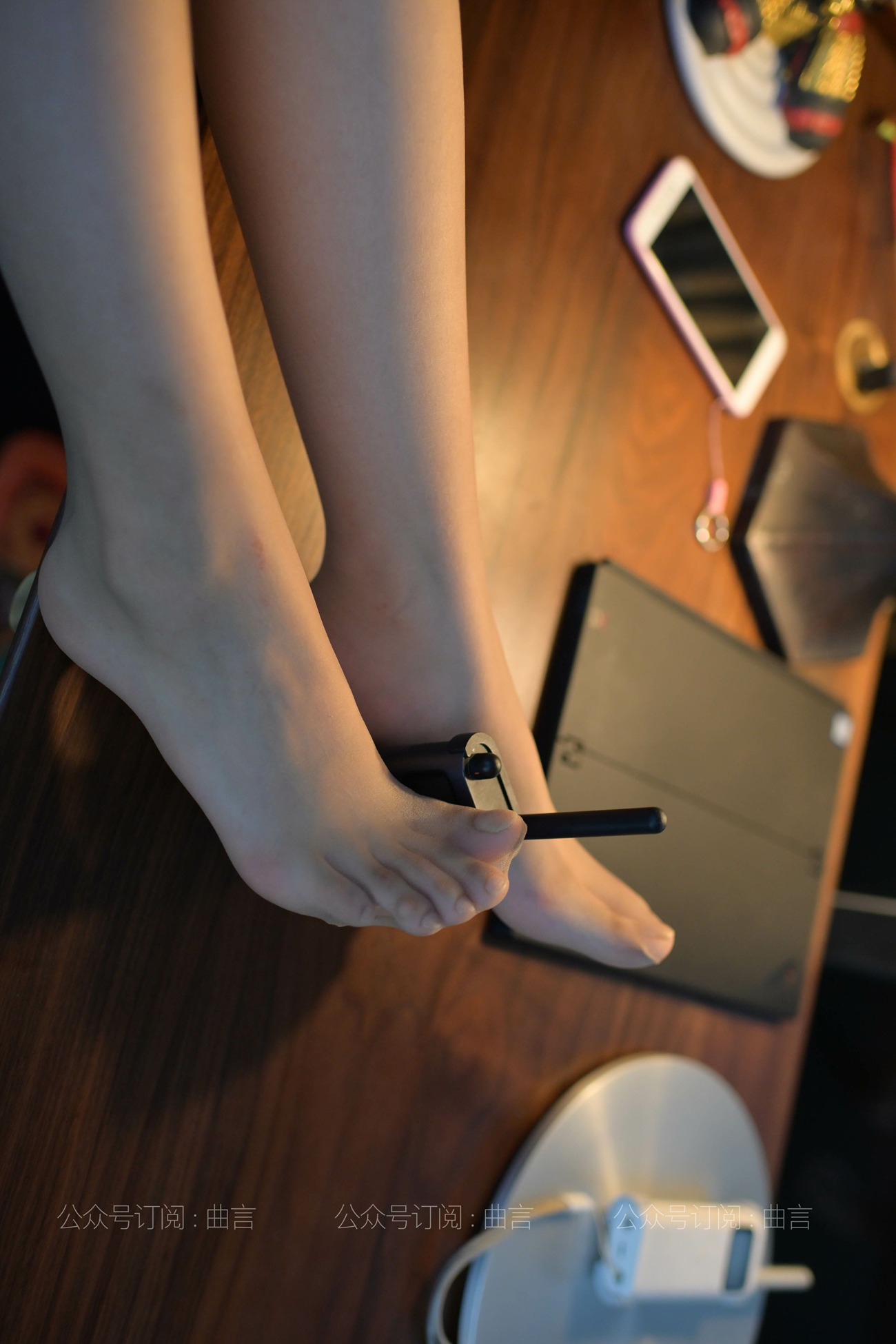 图片[37]-[IESS异思趣向] 耽丝 210401 肉肉的性感红裙 [85P] – 速更版-美库