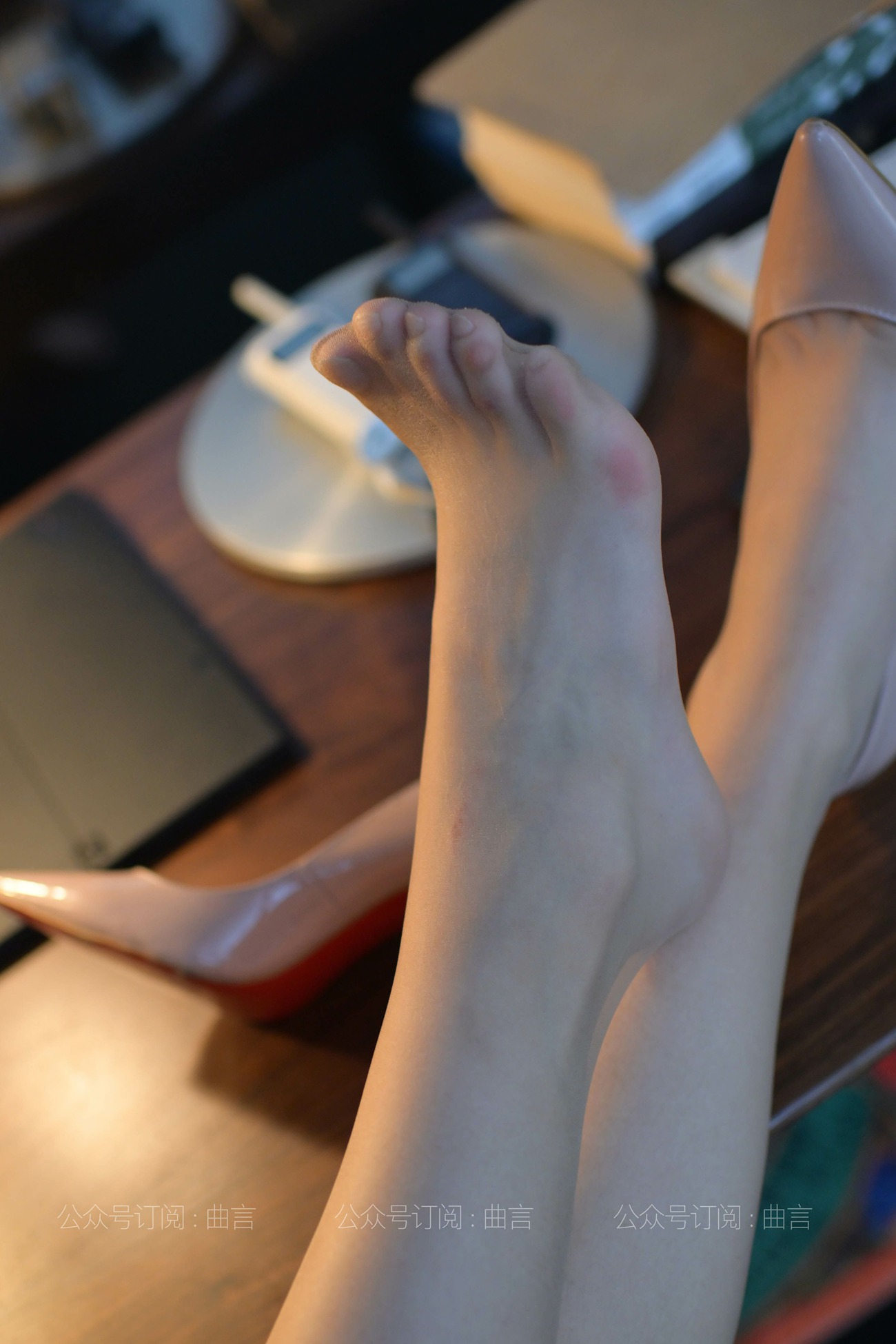 图片[73]-[IESS异思趣向] 耽丝 210401 肉肉的性感红裙 [85P] – 速更版-美库