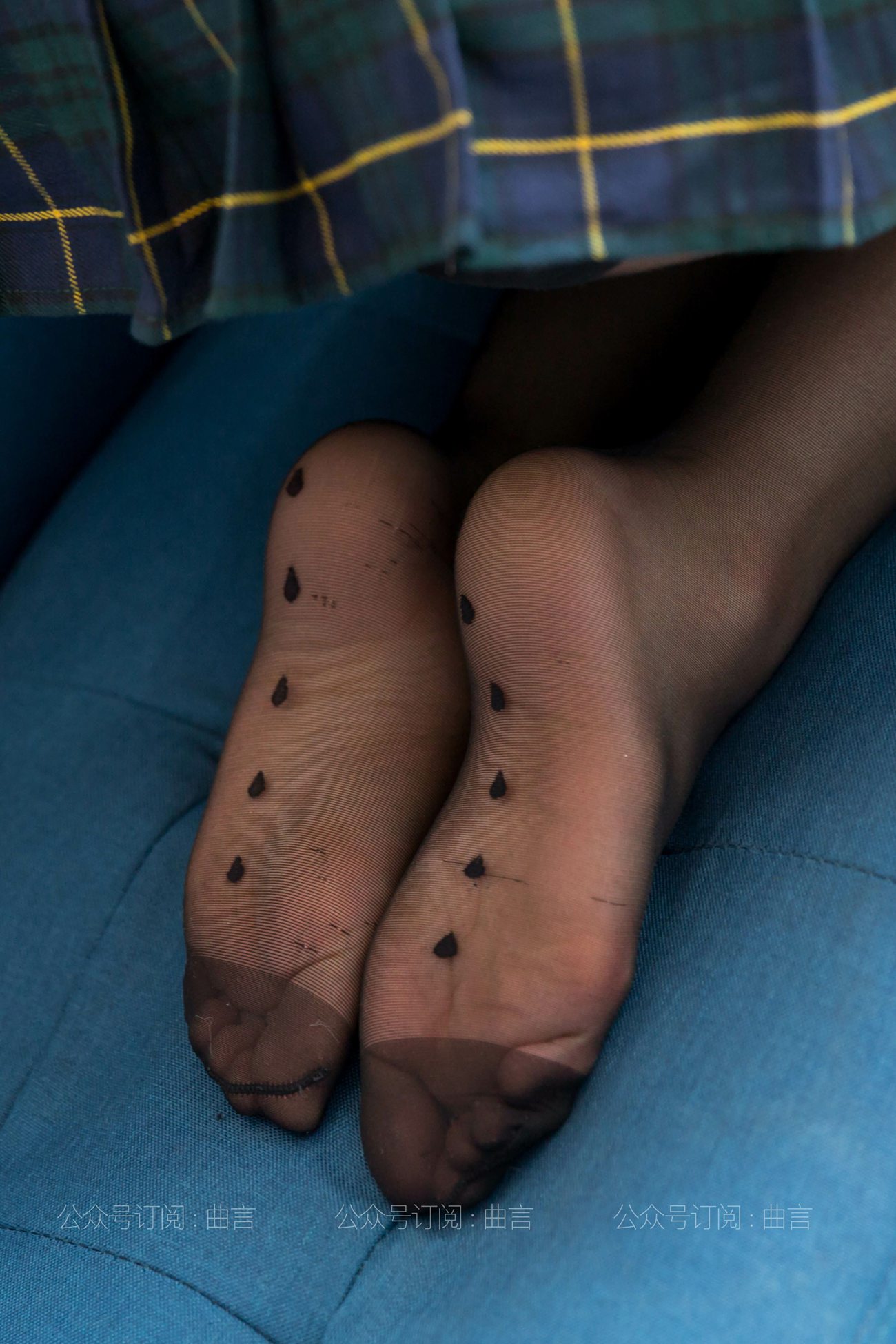 图片[83]-[IESS异思趣向] 耽丝 210402 蓝色沙发上的秋秋 [88P] – 速更版-美库