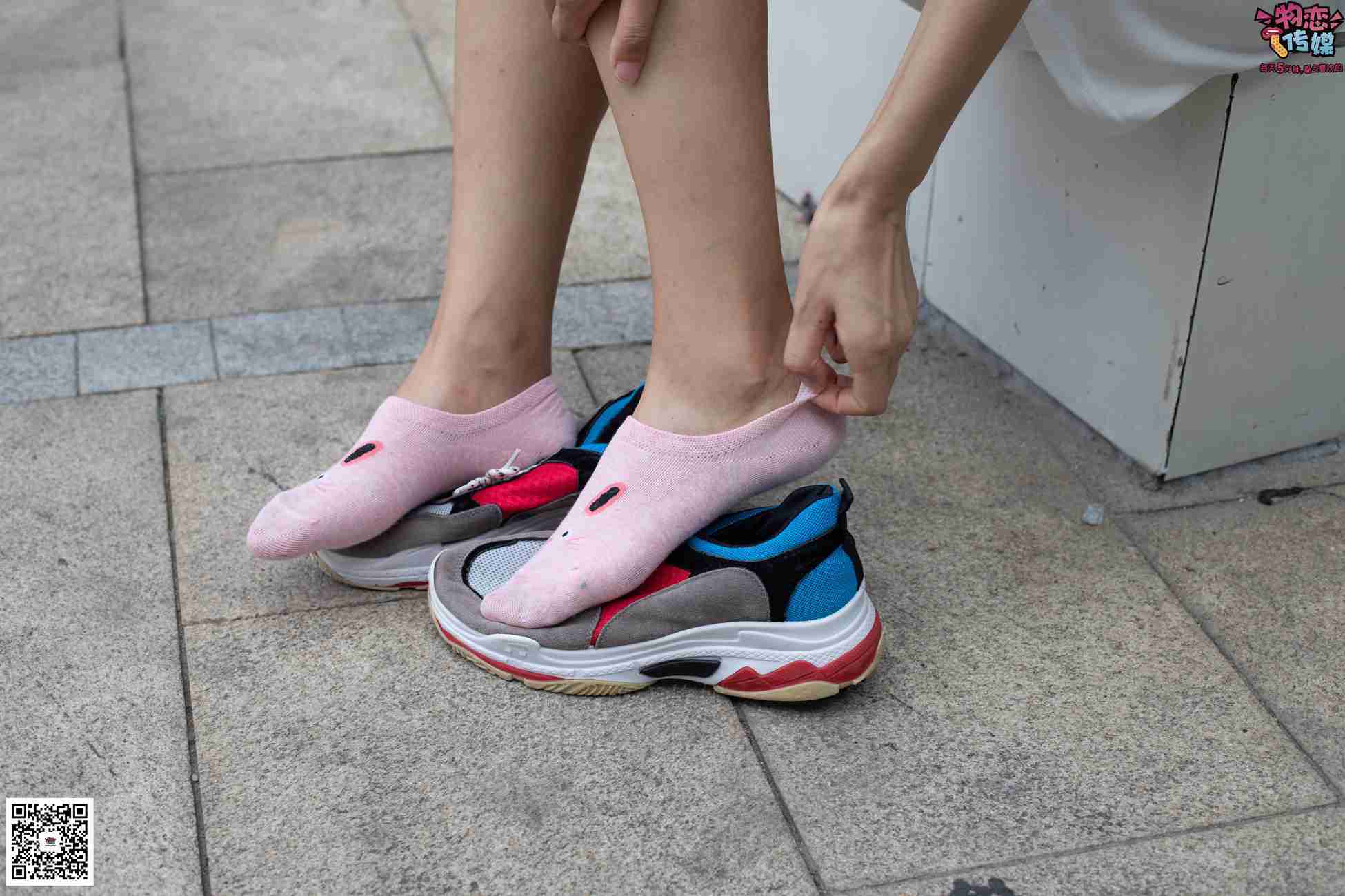 图片[14]-物恋传媒 No.049 露肩连衣裙搭配撞色老爹鞋，搭配粉色短棉袜 [126P] – 速更版-美库