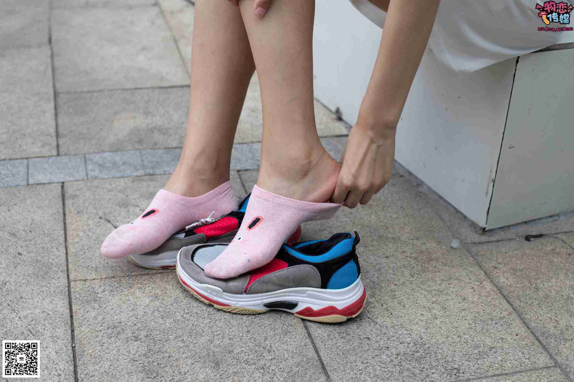 图片[15]-物恋传媒 No.049 露肩连衣裙搭配撞色老爹鞋，搭配粉色短棉袜 [126P] – 速更版-美库