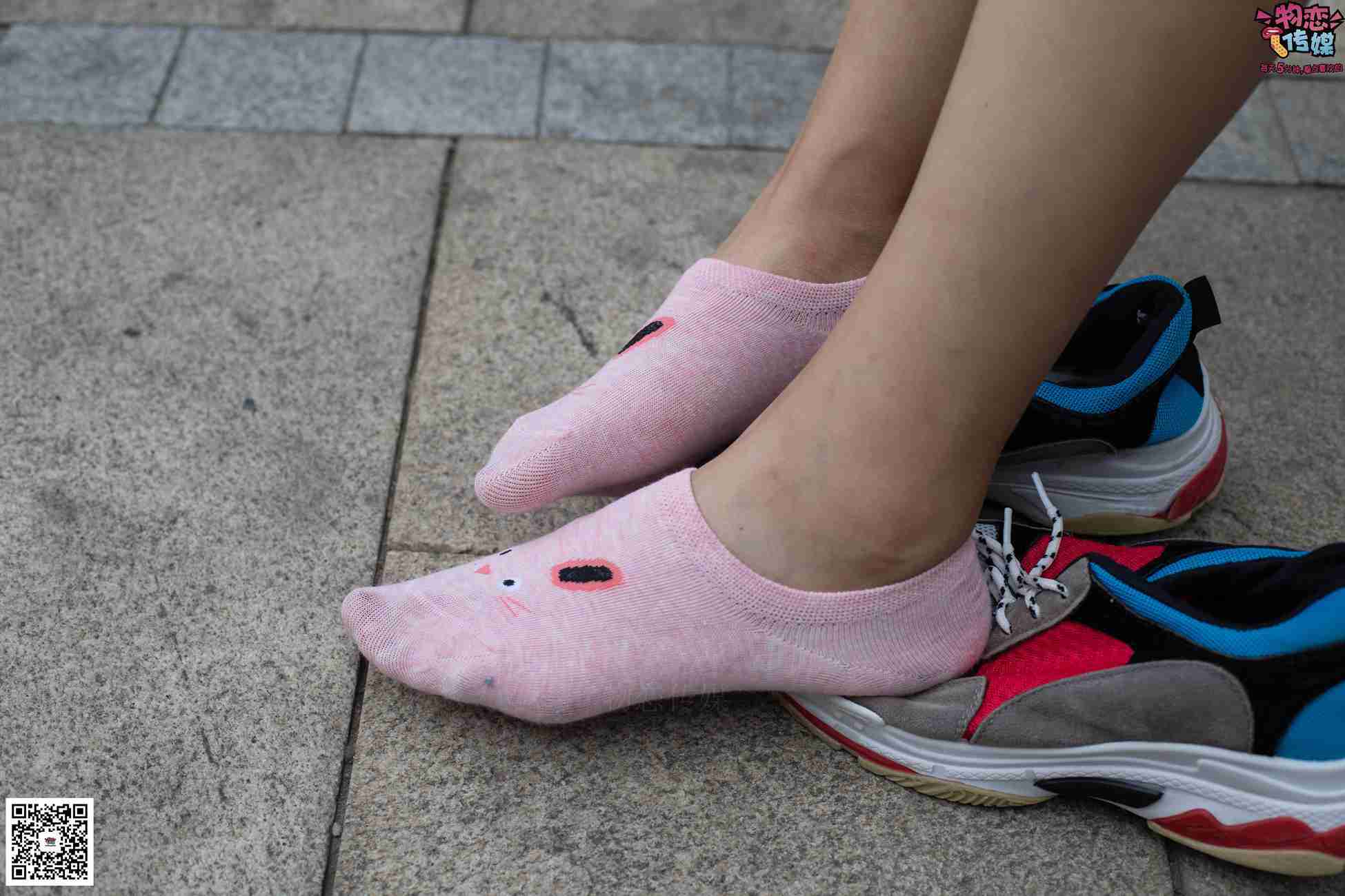 图片[19]-物恋传媒 No.049 露肩连衣裙搭配撞色老爹鞋，搭配粉色短棉袜 [126P] – 速更版-美库