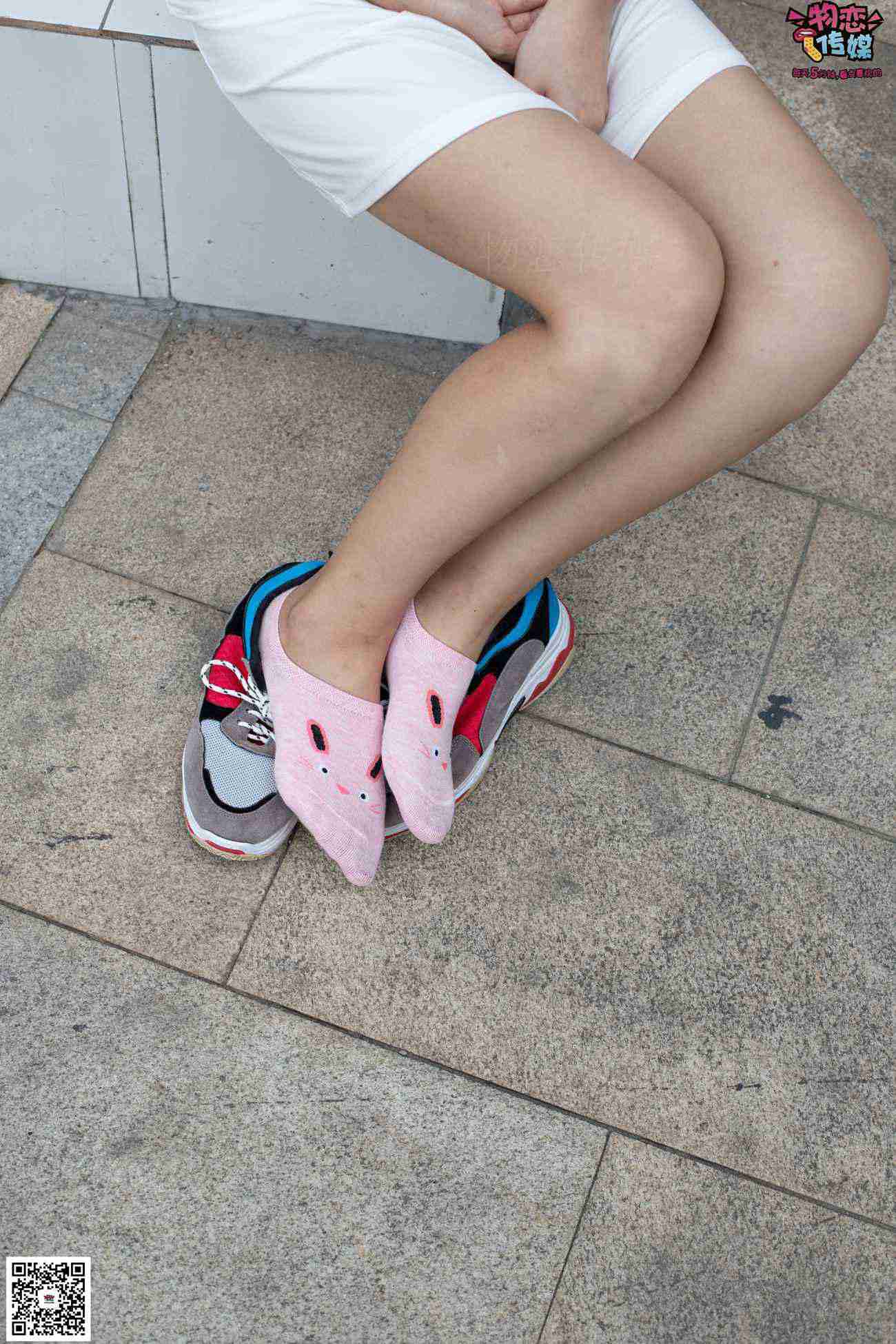 图片[25]-物恋传媒 No.049 露肩连衣裙搭配撞色老爹鞋，搭配粉色短棉袜 [126P] – 速更版-美库