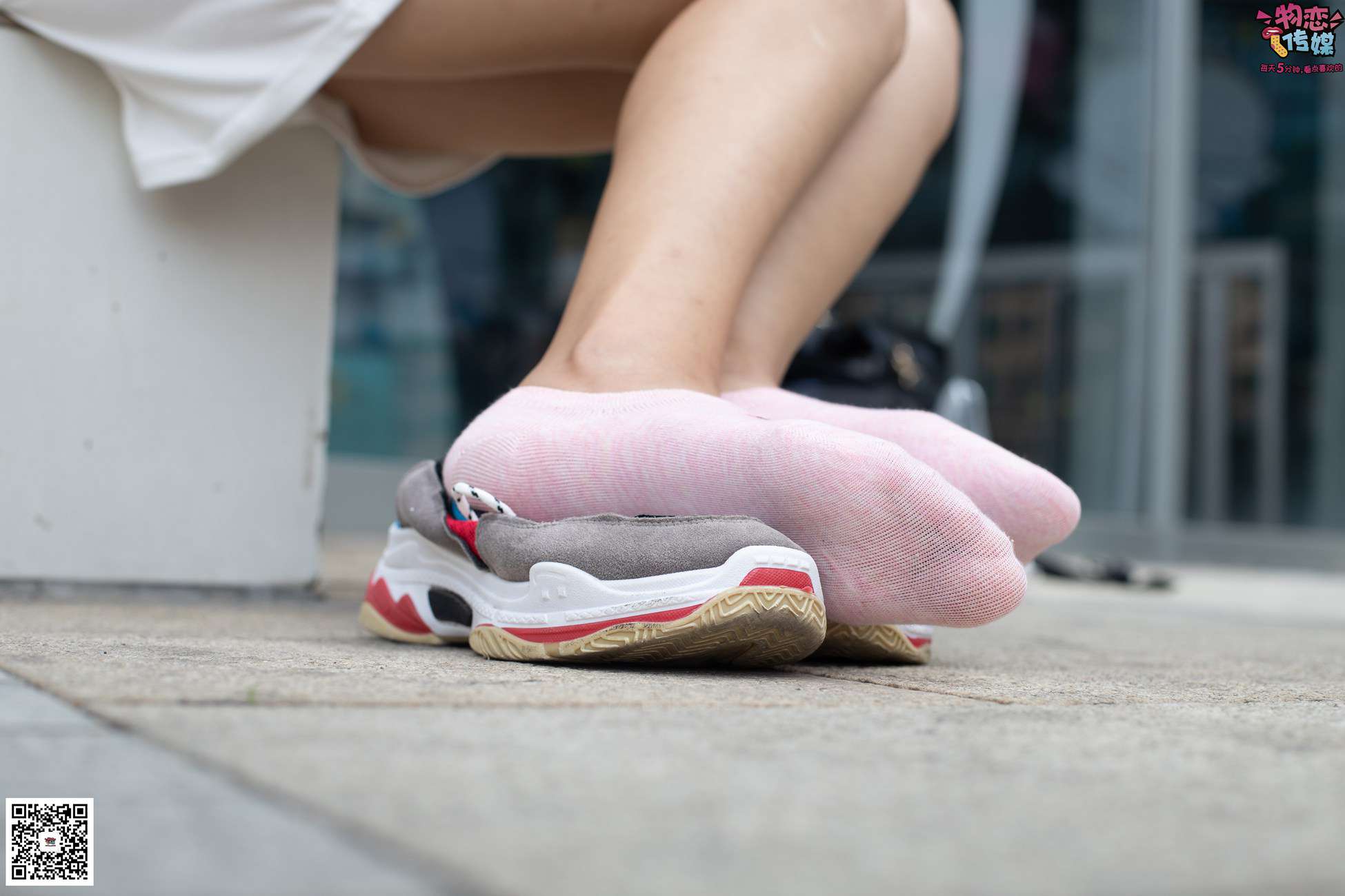 图片[27]-物恋传媒 No.049 露肩连衣裙搭配撞色老爹鞋，搭配粉色短棉袜 [126P] – 速更版-美库
