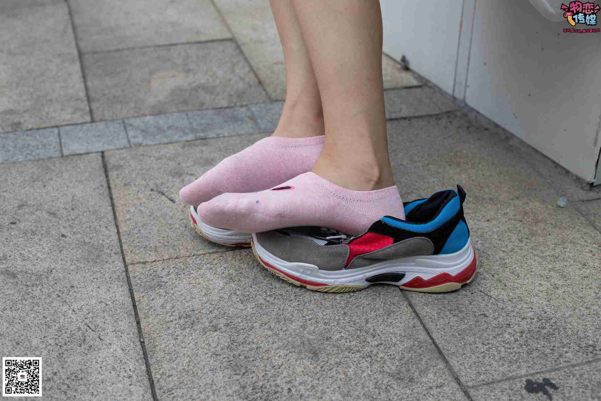 图片[29]-物恋传媒 No.049 露肩连衣裙搭配撞色老爹鞋，搭配粉色短棉袜 [126P] – 速更版-美库