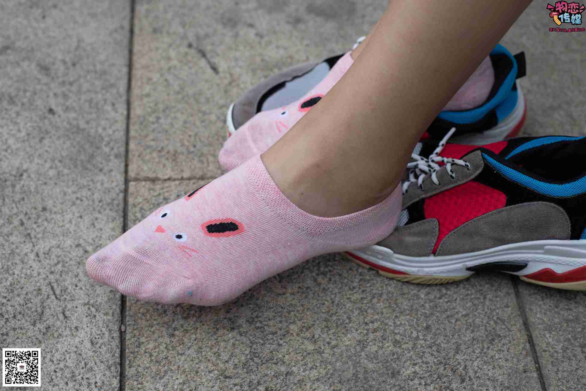 图片[30]-物恋传媒 No.049 露肩连衣裙搭配撞色老爹鞋，搭配粉色短棉袜 [126P] – 速更版-美库