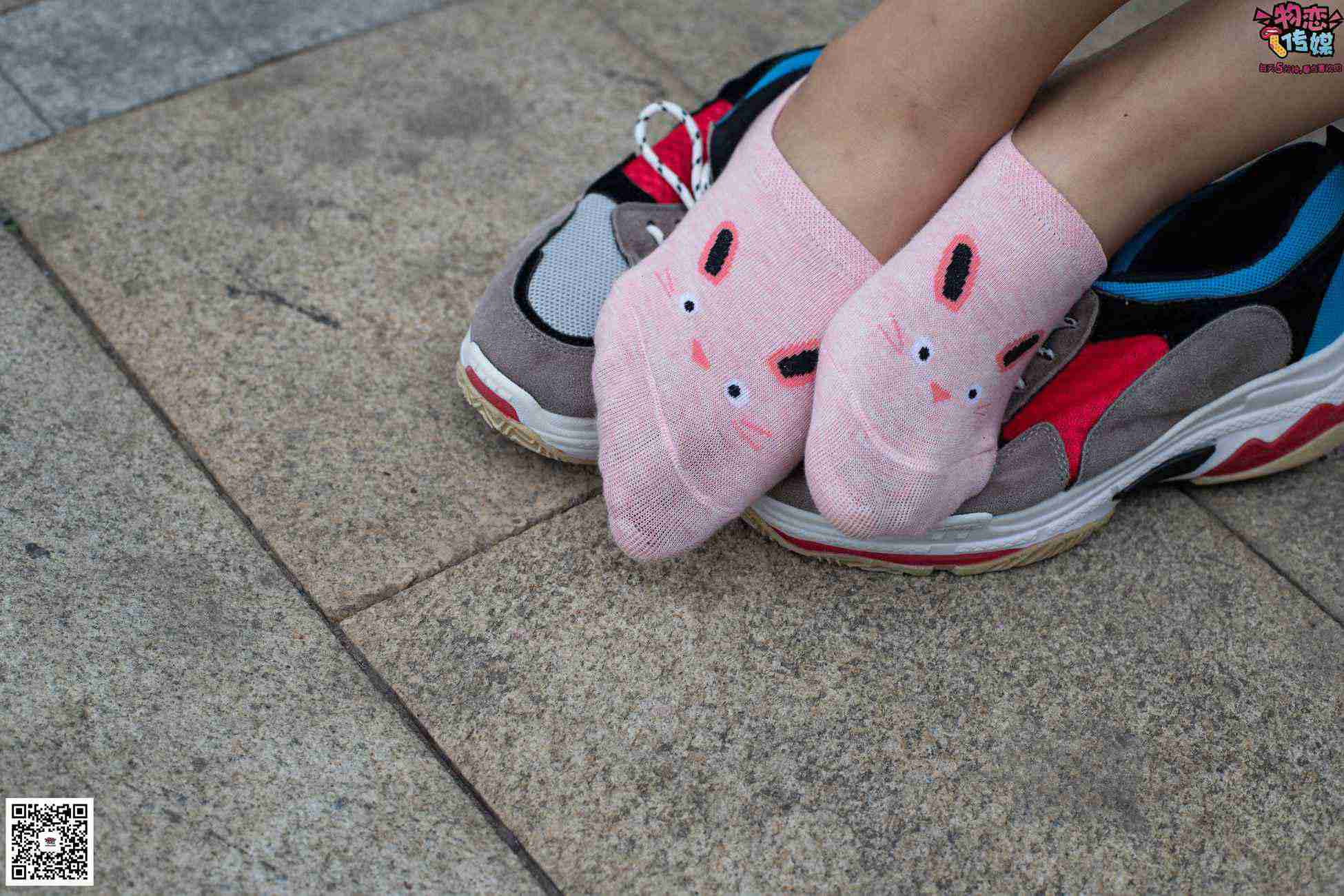 图片[31]-物恋传媒 No.049 露肩连衣裙搭配撞色老爹鞋，搭配粉色短棉袜 [126P] – 速更版-美库