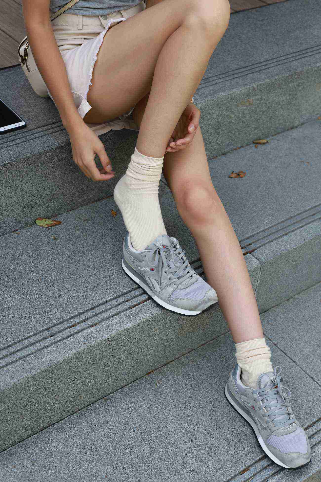 图片[10]-勿恋传媒 No.050 待我长发及腰,只为你的微笑,灰色NB配浅黄棉袜 [145P] – 速更版-美库