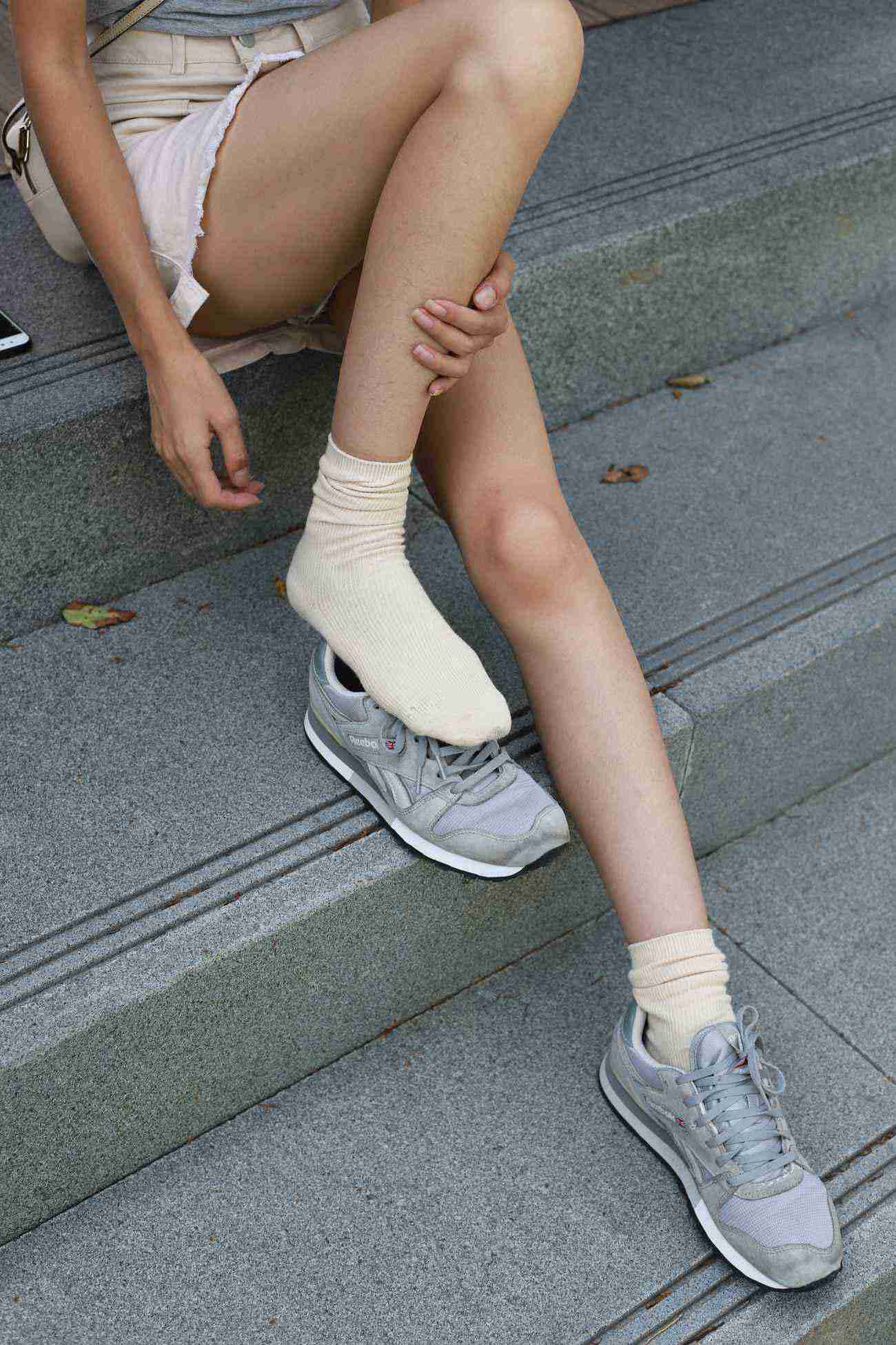 图片[11]-勿恋传媒 No.050 待我长发及腰,只为你的微笑,灰色NB配浅黄棉袜 [145P] – 速更版-美库