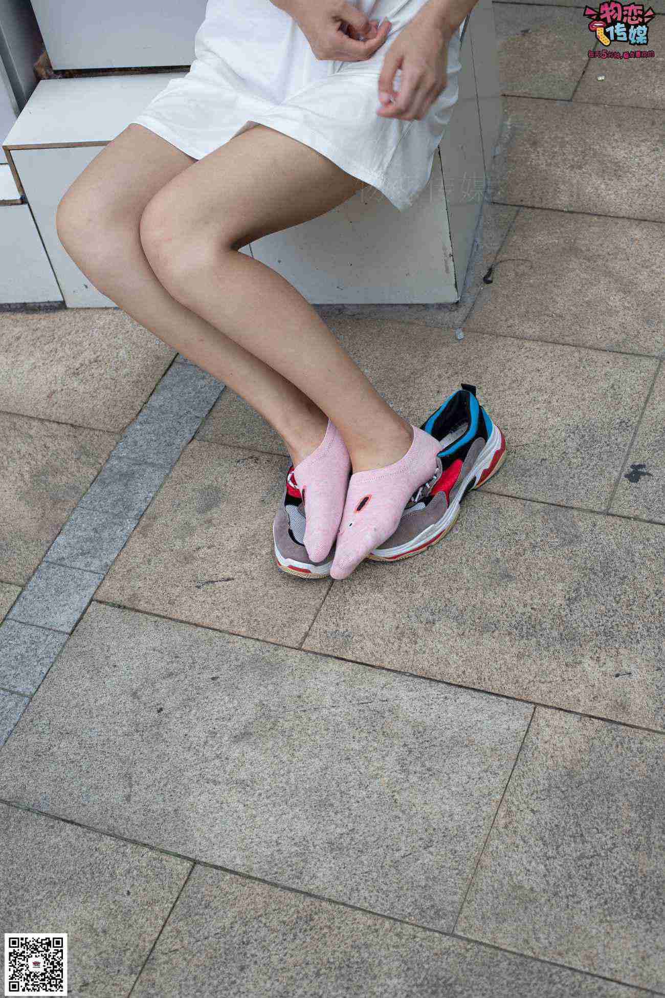 图片[34]-物恋传媒 No.049 露肩连衣裙搭配撞色老爹鞋，搭配粉色短棉袜 [126P] – 速更版-美库