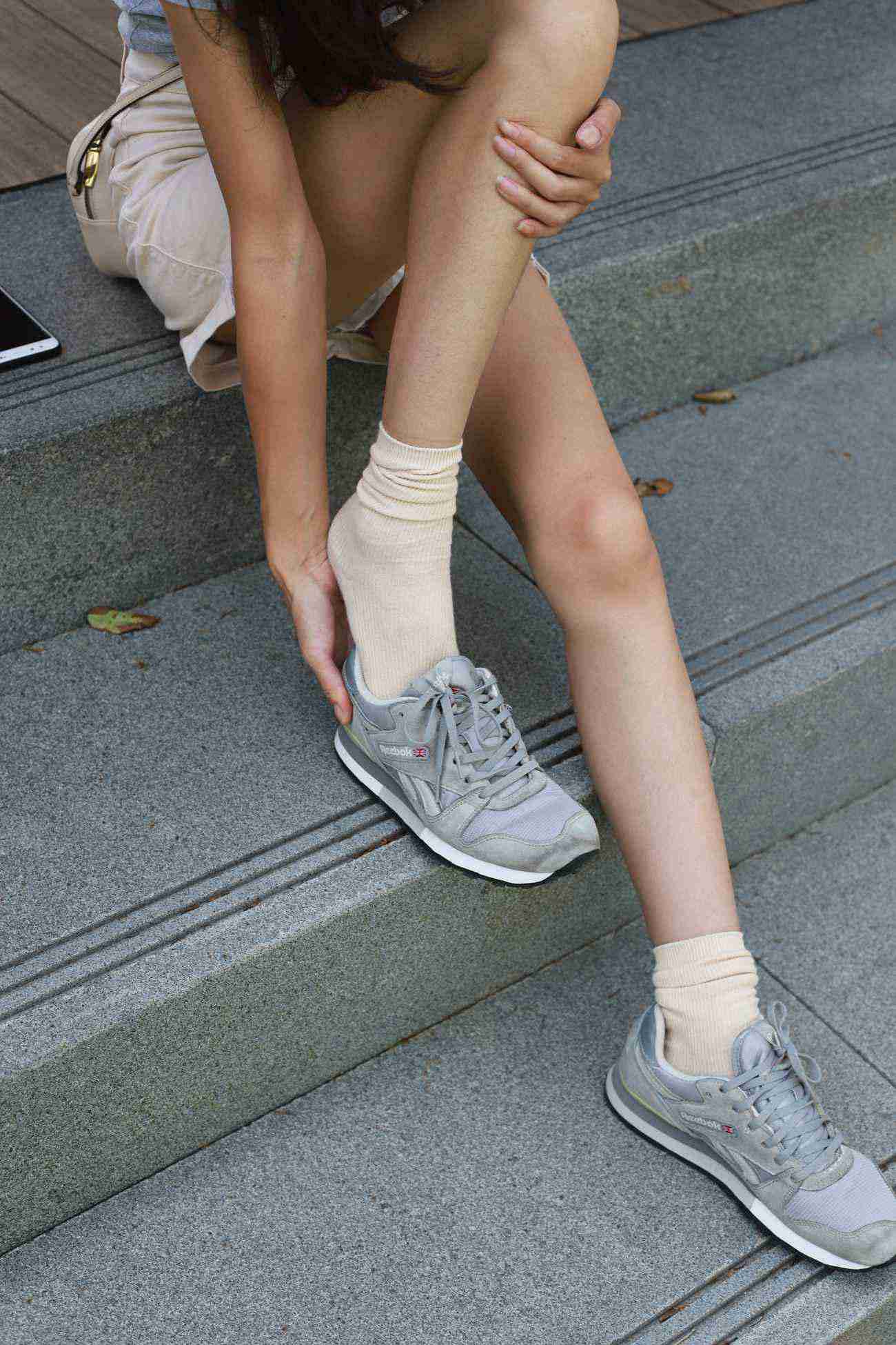 图片[13]-勿恋传媒 No.050 待我长发及腰,只为你的微笑,灰色NB配浅黄棉袜 [145P] – 速更版-美库