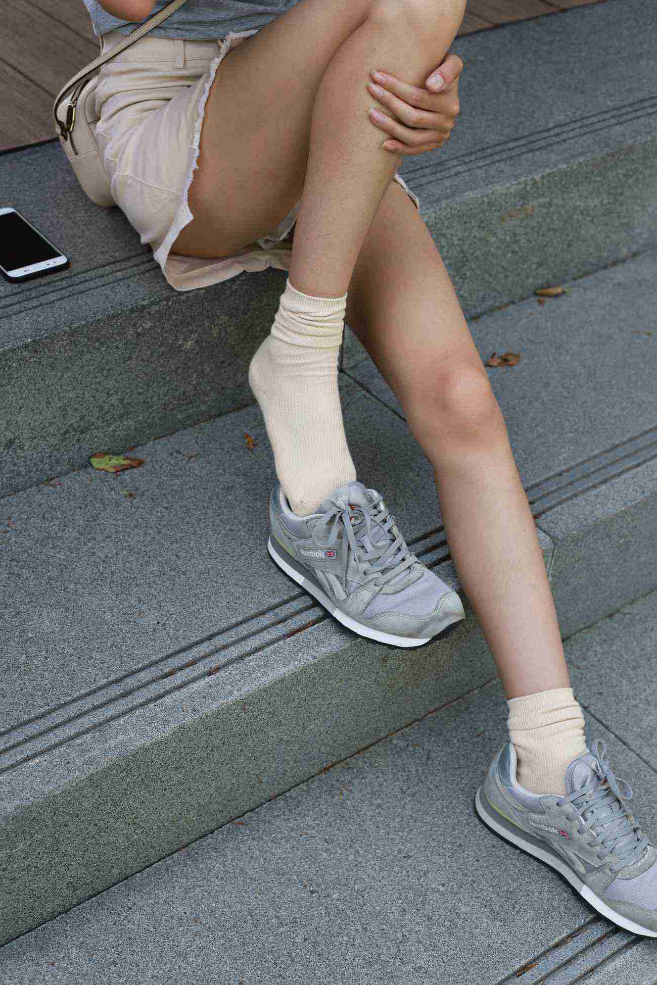 图片[15]-勿恋传媒 No.050 待我长发及腰,只为你的微笑,灰色NB配浅黄棉袜 [145P] – 速更版-美库