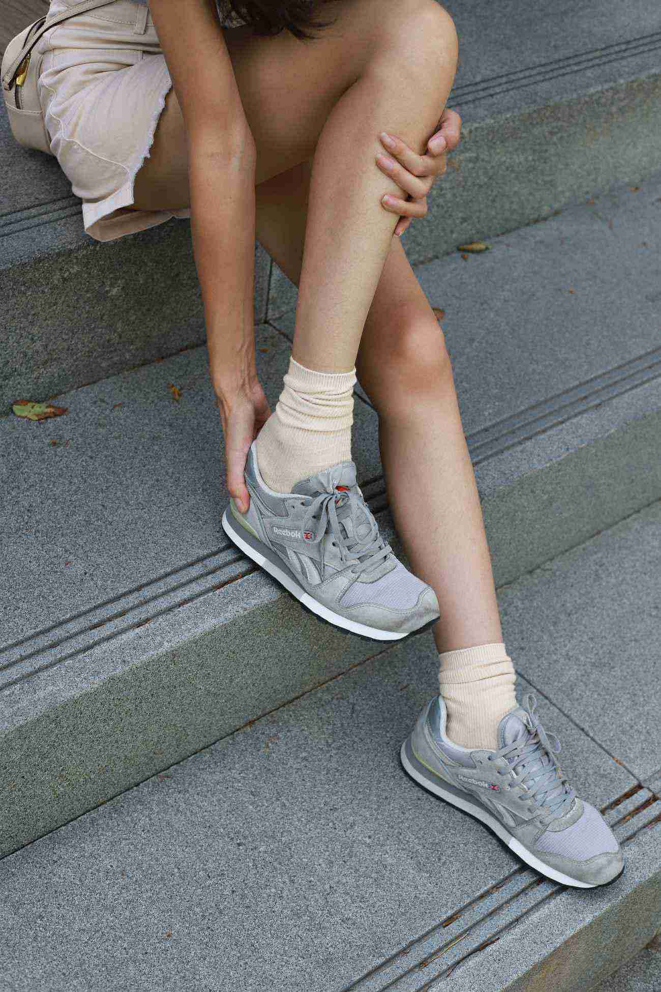 图片[17]-勿恋传媒 No.050 待我长发及腰,只为你的微笑,灰色NB配浅黄棉袜 [145P] – 速更版-美库