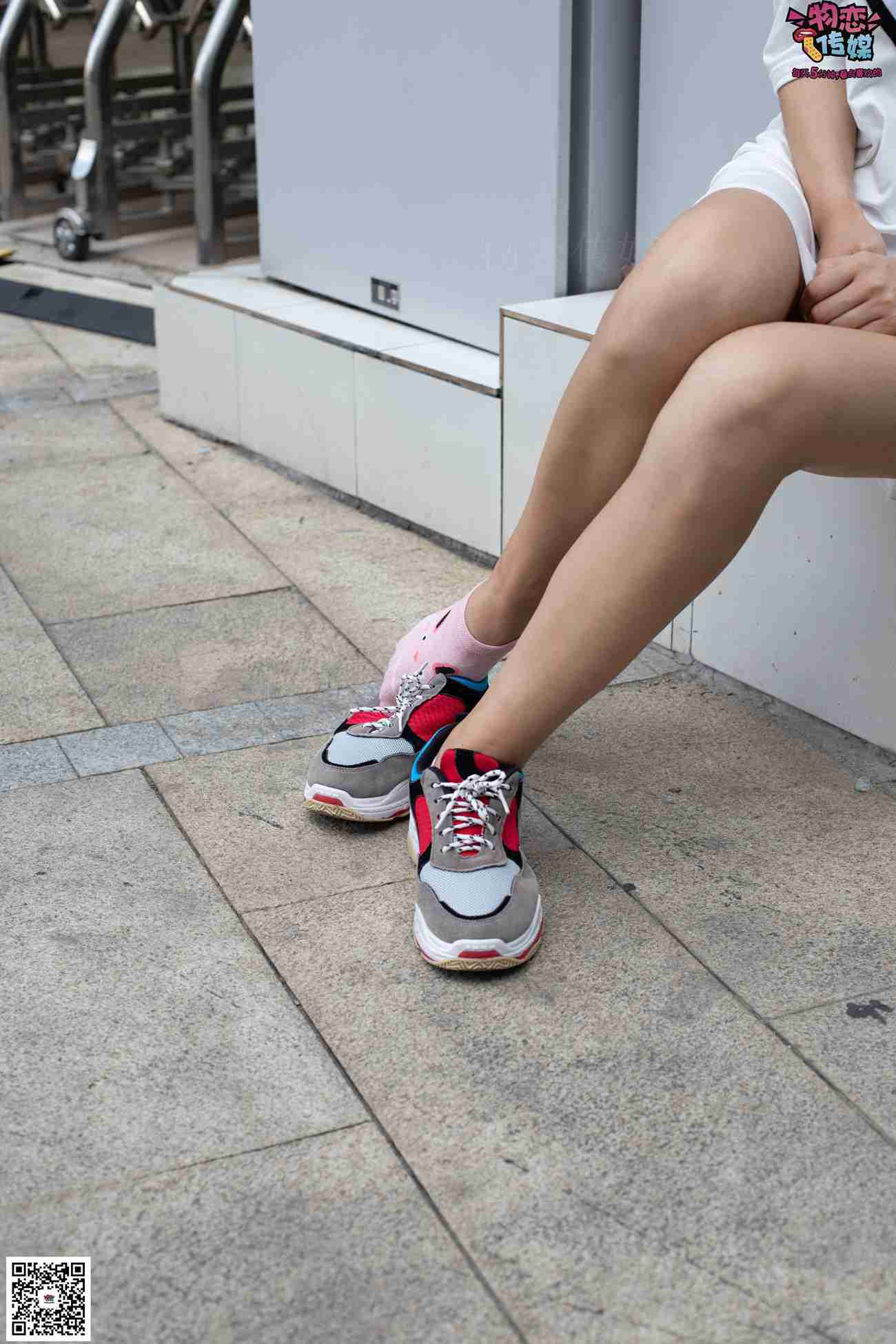 图片[40]-物恋传媒 No.049 露肩连衣裙搭配撞色老爹鞋，搭配粉色短棉袜 [126P] – 速更版-美库