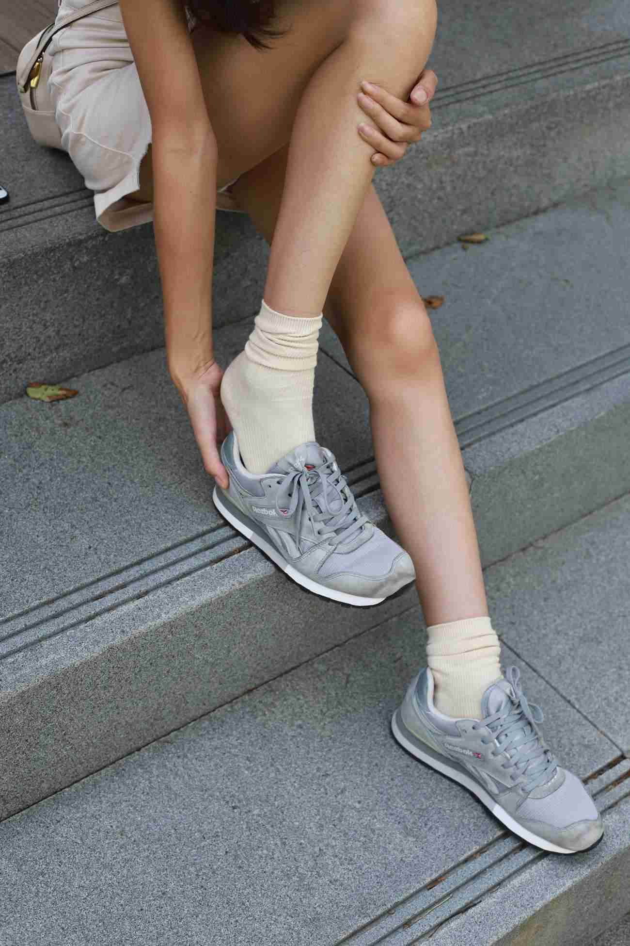 图片[18]-勿恋传媒 No.050 待我长发及腰,只为你的微笑,灰色NB配浅黄棉袜 [145P] – 速更版-美库