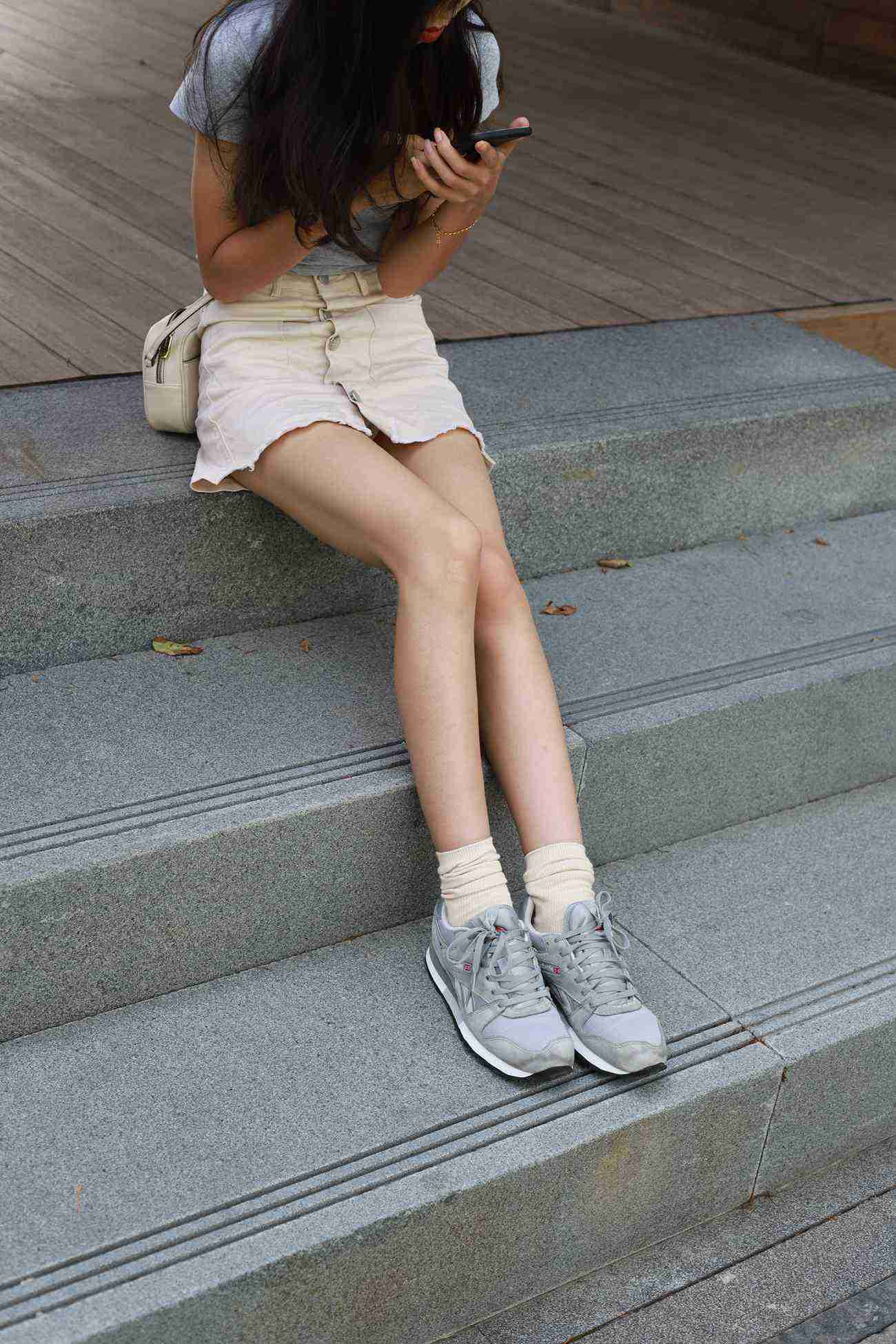 图片[19]-勿恋传媒 No.050 待我长发及腰,只为你的微笑,灰色NB配浅黄棉袜 [145P] – 速更版-美库