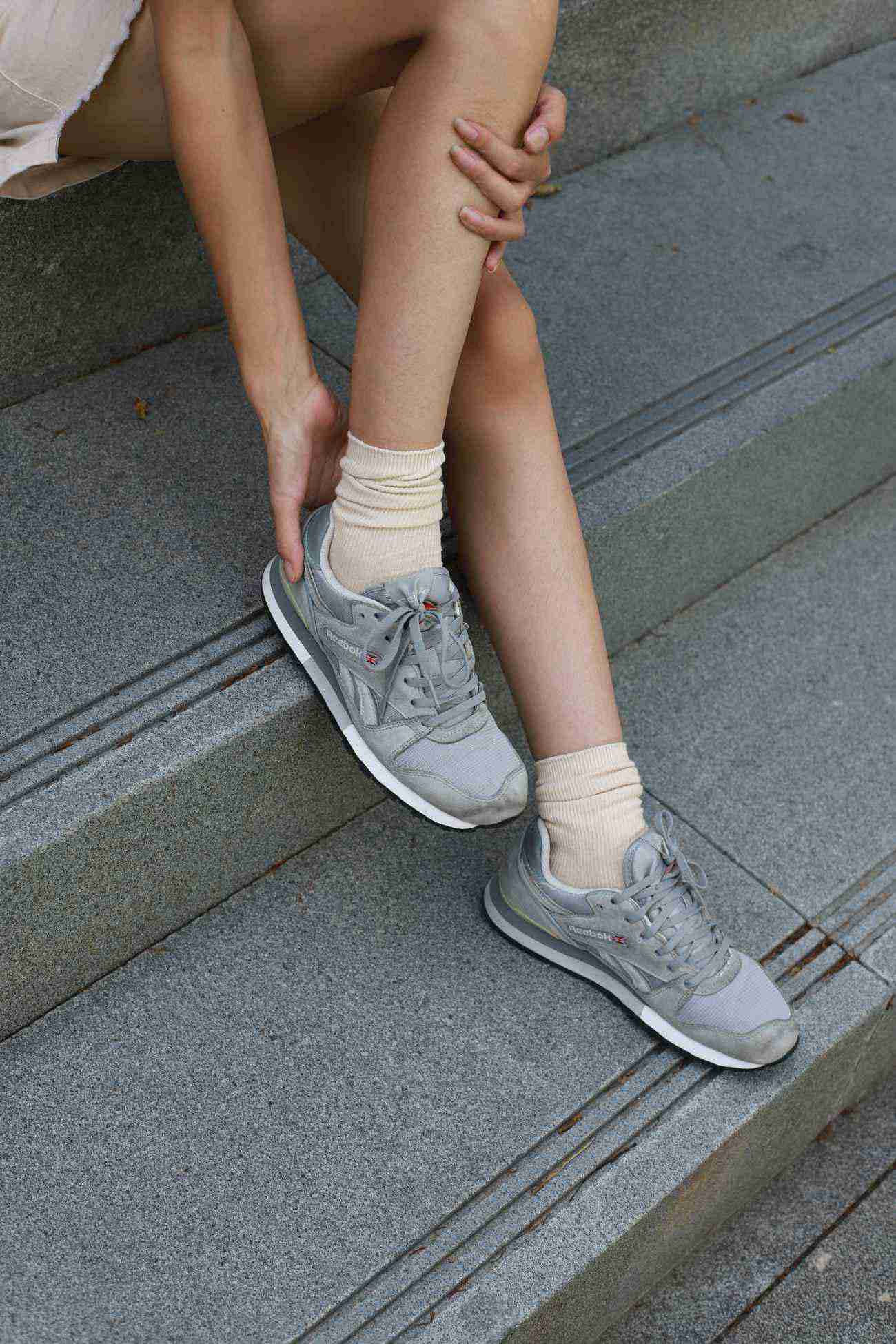 图片[21]-勿恋传媒 No.050 待我长发及腰,只为你的微笑,灰色NB配浅黄棉袜 [145P] – 速更版-美库