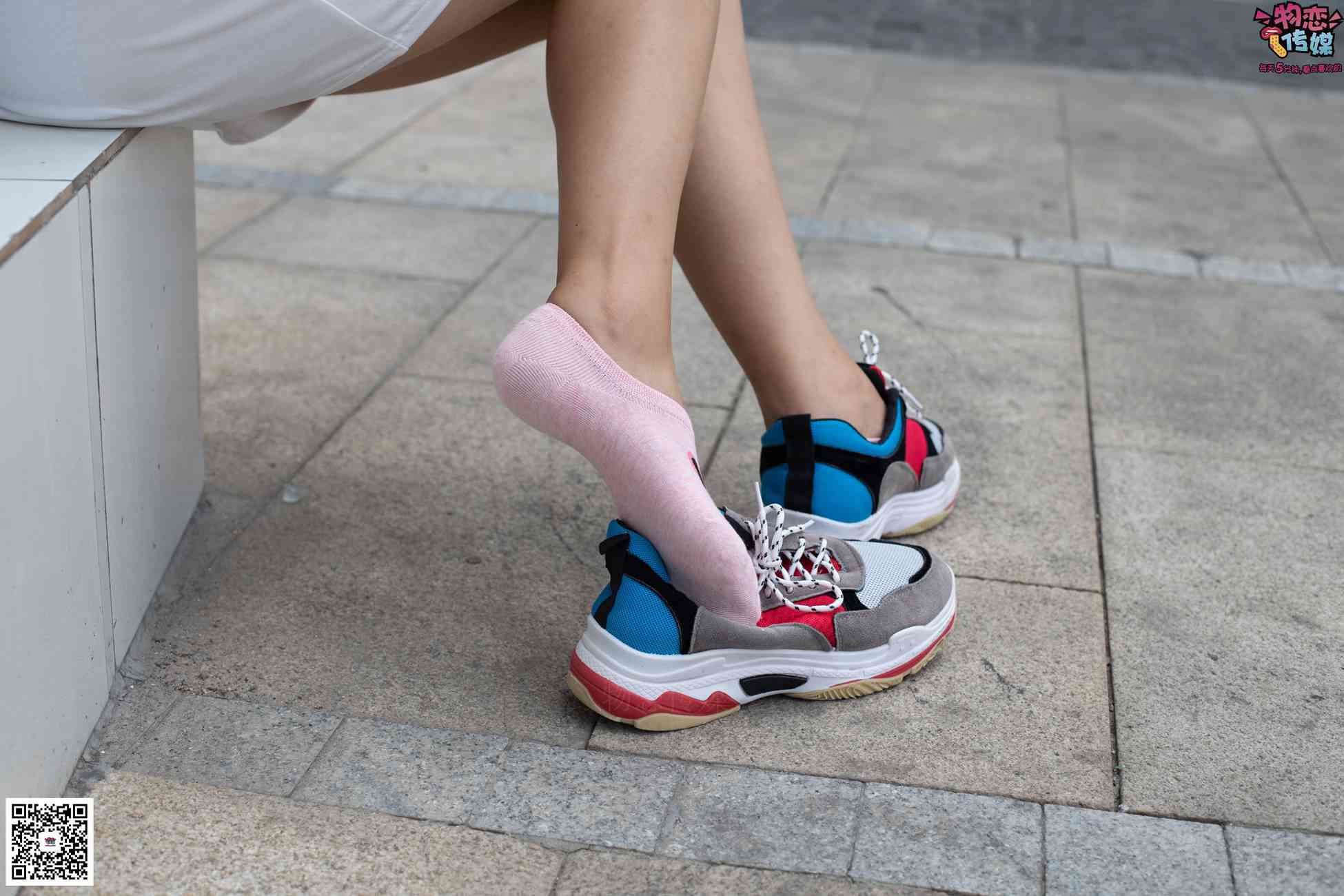 图片[43]-物恋传媒 No.049 露肩连衣裙搭配撞色老爹鞋，搭配粉色短棉袜 [126P] – 速更版-美库