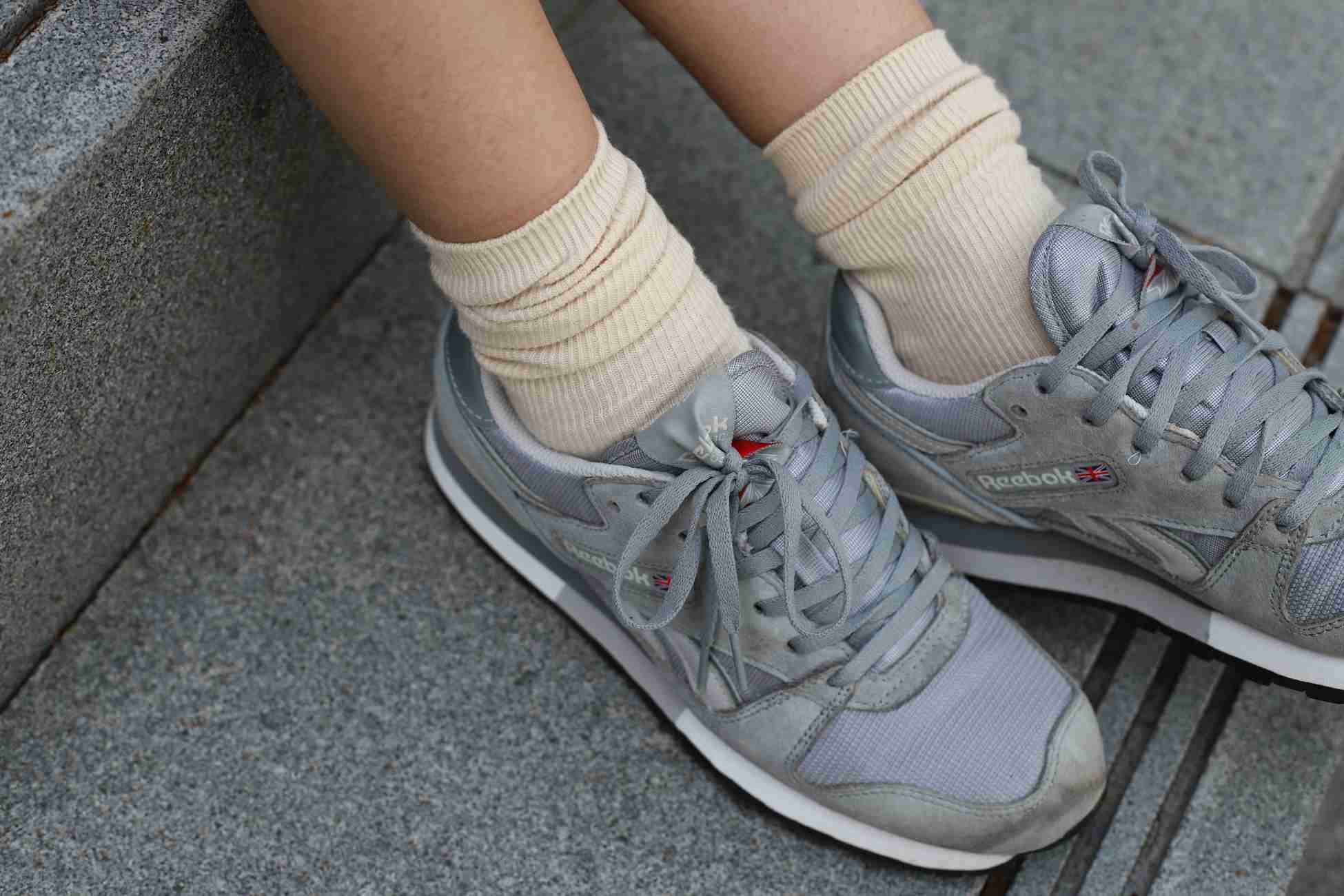 图片[23]-勿恋传媒 No.050 待我长发及腰,只为你的微笑,灰色NB配浅黄棉袜 [145P] – 速更版-美库