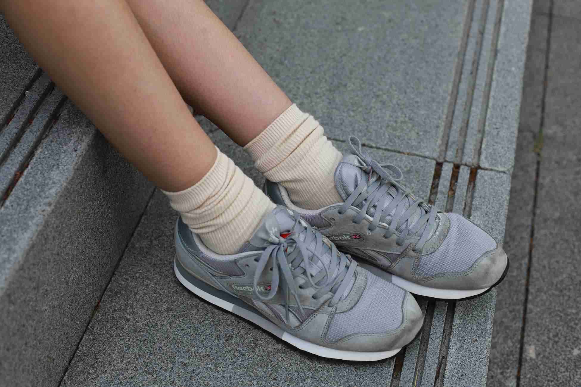 图片[25]-勿恋传媒 No.050 待我长发及腰,只为你的微笑,灰色NB配浅黄棉袜 [145P] – 速更版-美库