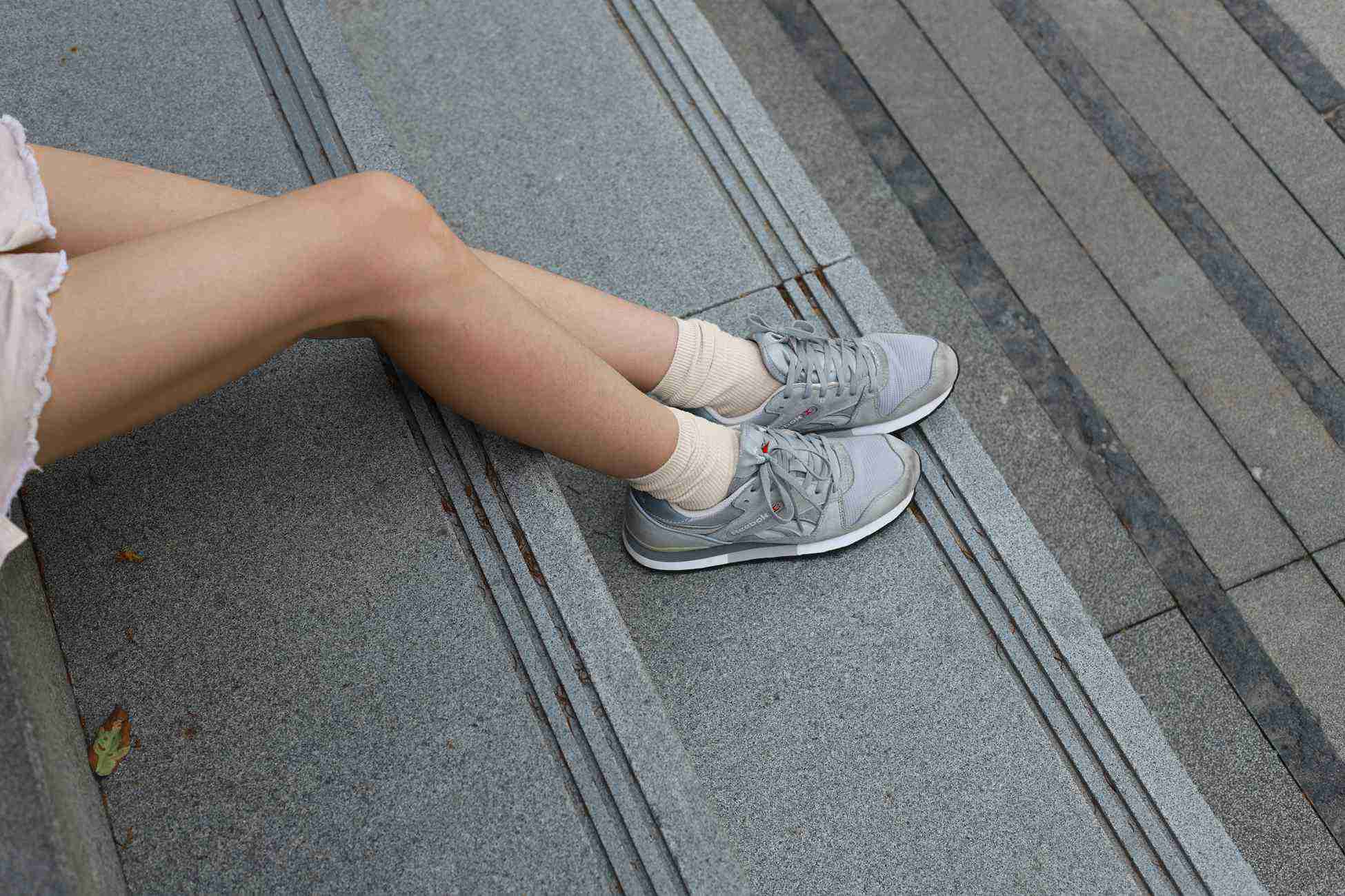 图片[26]-勿恋传媒 No.050 待我长发及腰,只为你的微笑,灰色NB配浅黄棉袜 [145P] – 速更版-美库