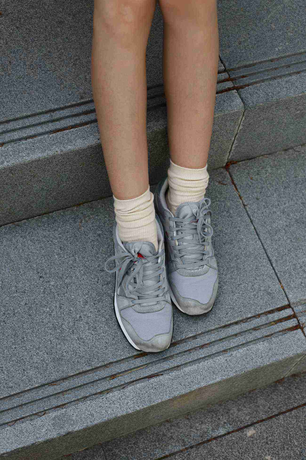 图片[28]-勿恋传媒 No.050 待我长发及腰,只为你的微笑,灰色NB配浅黄棉袜 [145P] – 速更版-美库