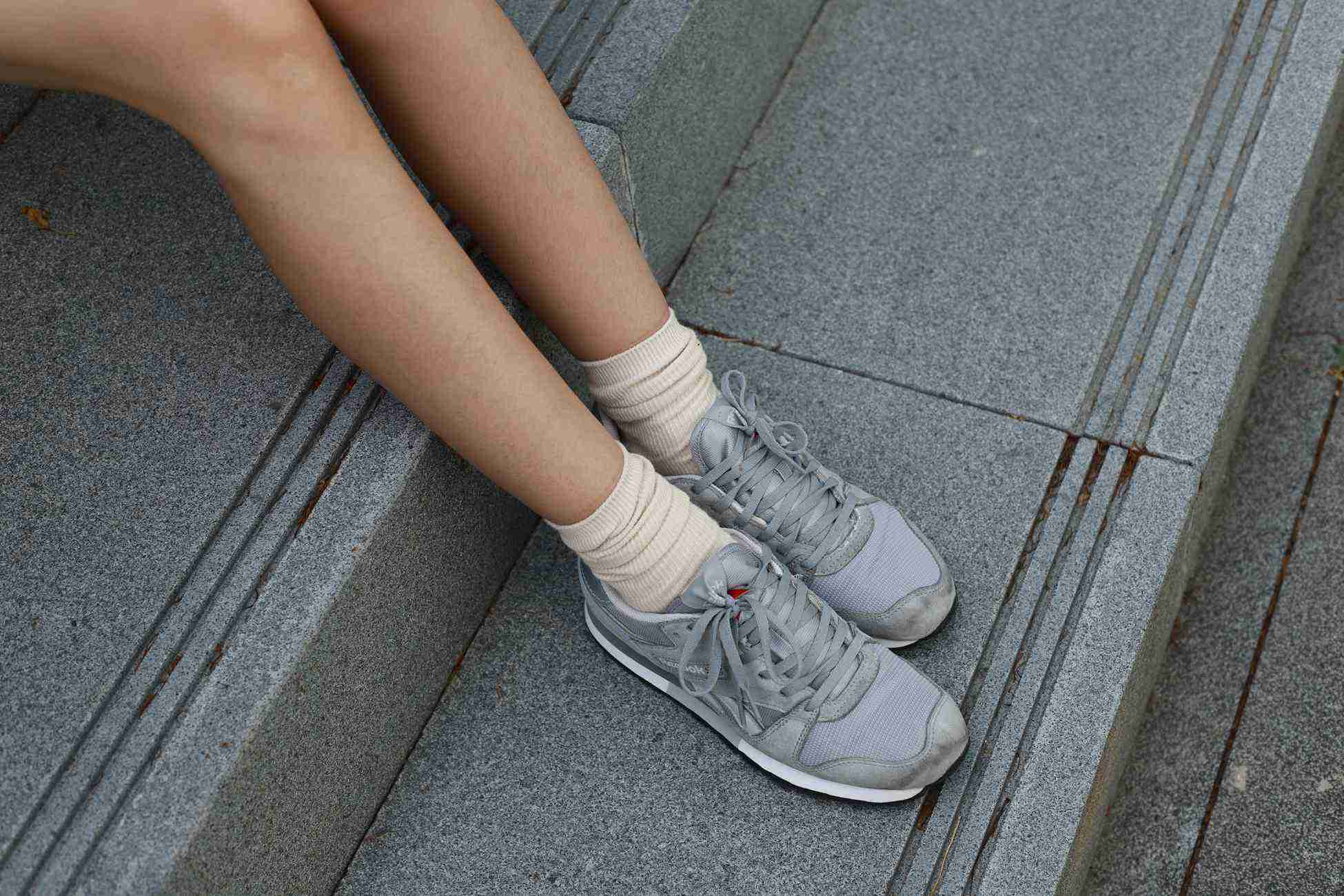 图片[27]-勿恋传媒 No.050 待我长发及腰,只为你的微笑,灰色NB配浅黄棉袜 [145P] – 速更版-美库