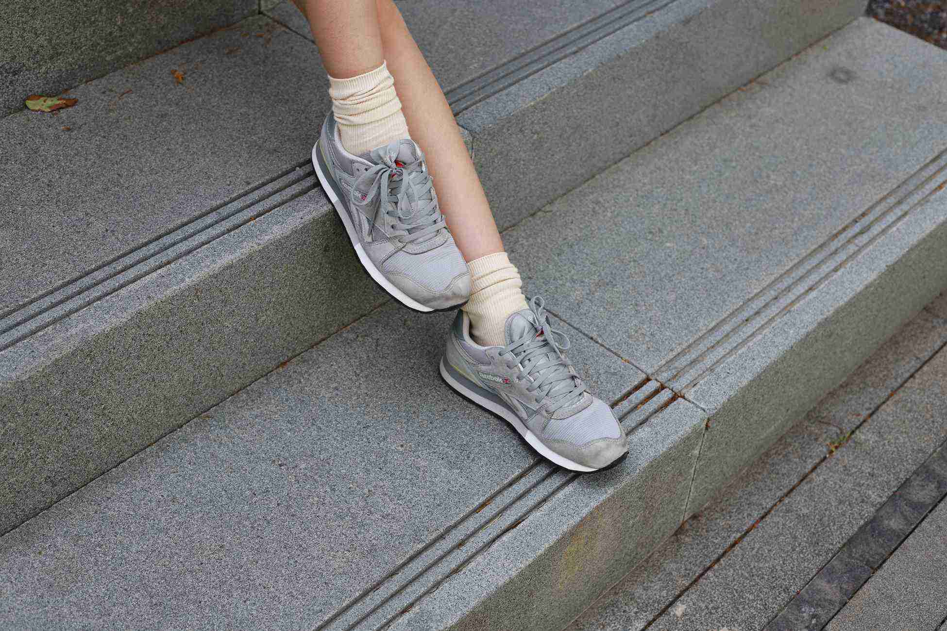 图片[30]-勿恋传媒 No.050 待我长发及腰,只为你的微笑,灰色NB配浅黄棉袜 [145P] – 速更版-美库