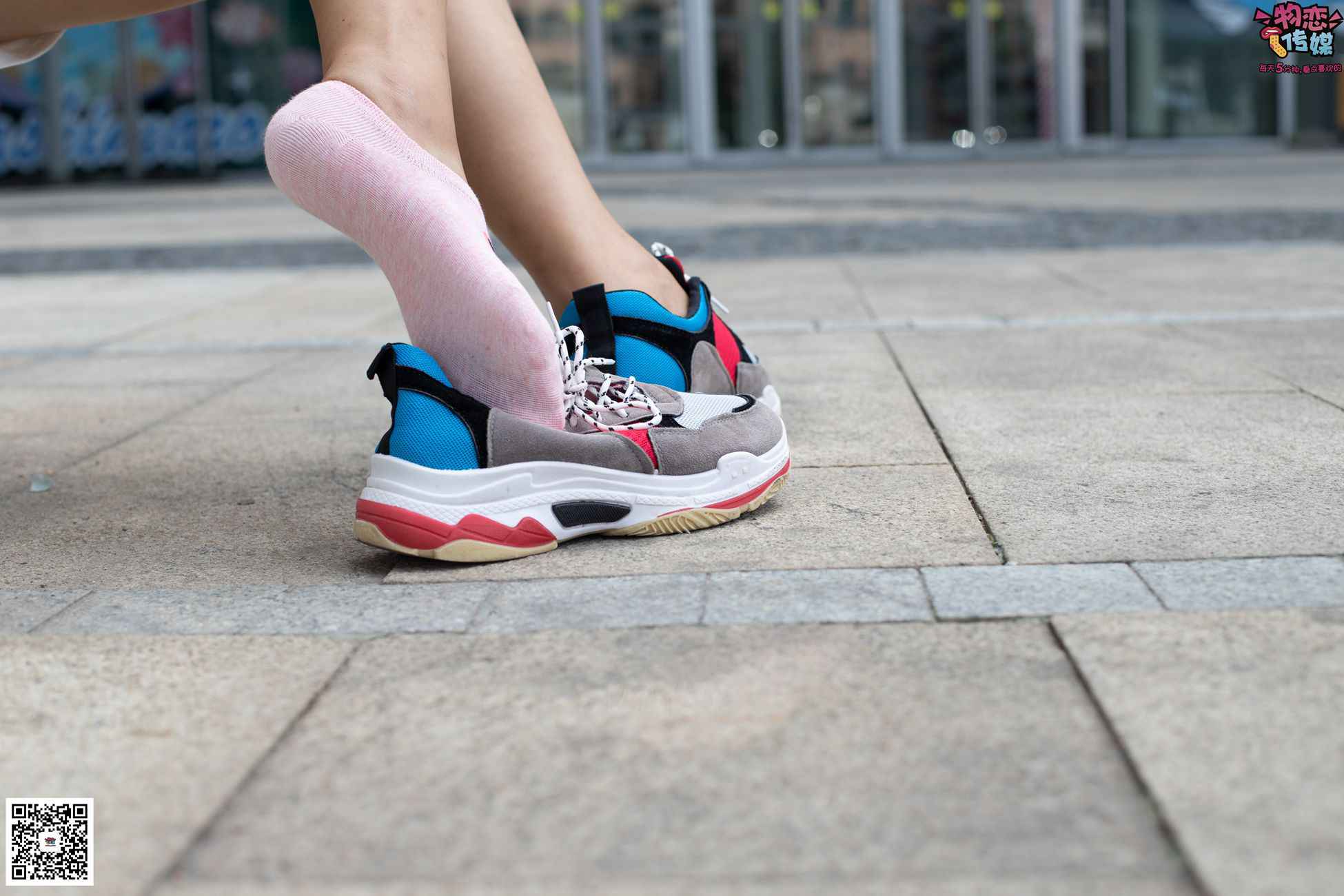 图片[48]-物恋传媒 No.049 露肩连衣裙搭配撞色老爹鞋，搭配粉色短棉袜 [126P] – 速更版-美库