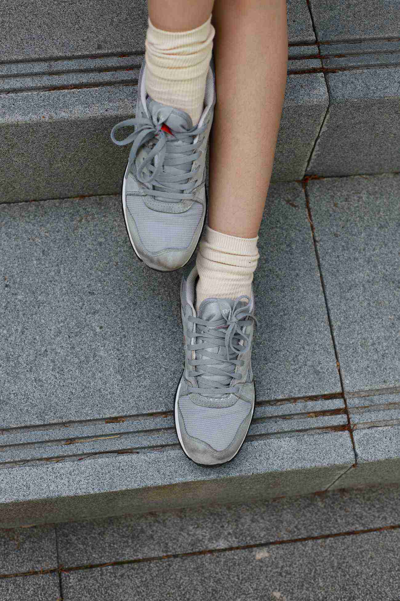 图片[31]-勿恋传媒 No.050 待我长发及腰,只为你的微笑,灰色NB配浅黄棉袜 [145P] – 速更版-美库