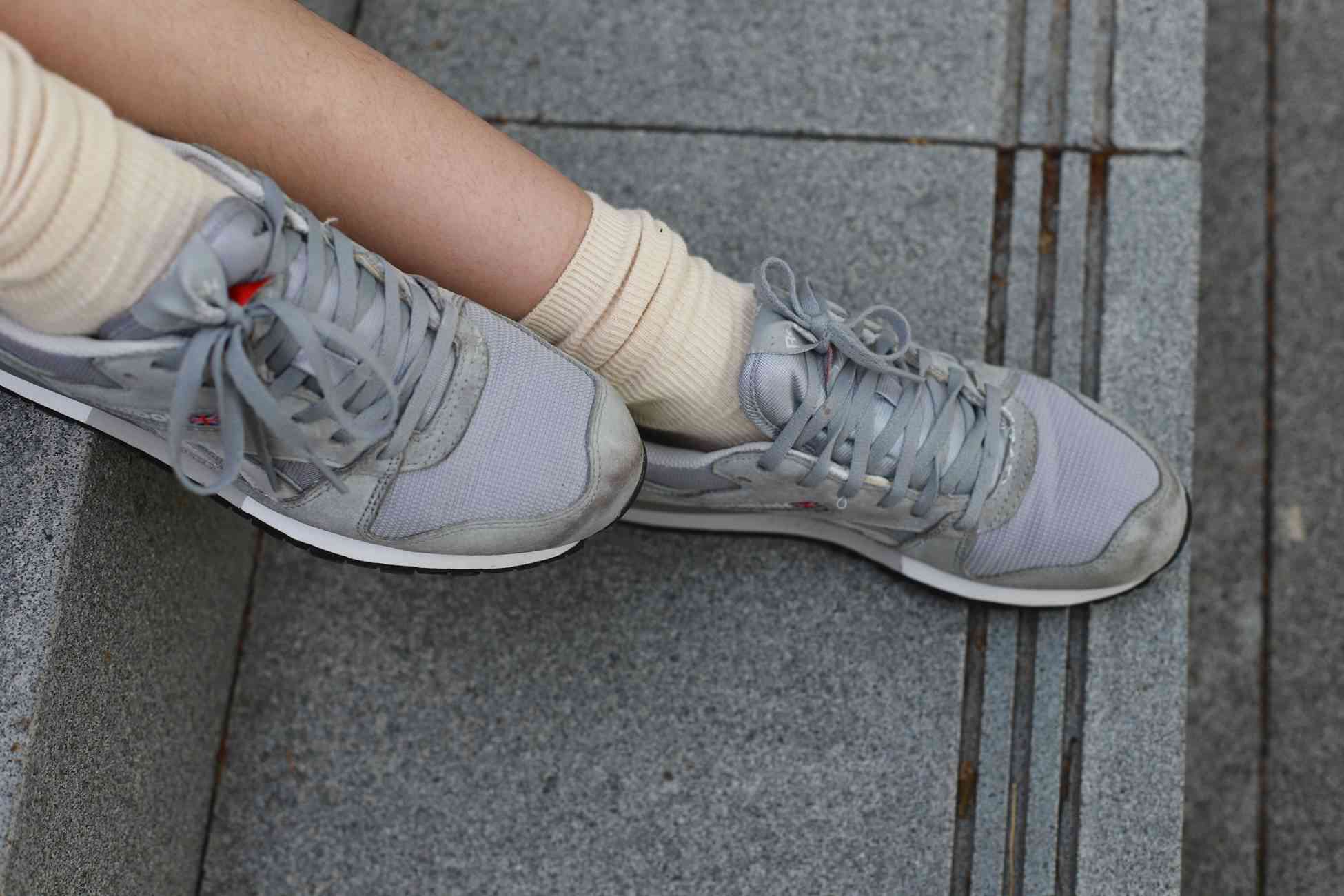 图片[32]-勿恋传媒 No.050 待我长发及腰,只为你的微笑,灰色NB配浅黄棉袜 [145P] – 速更版-美库