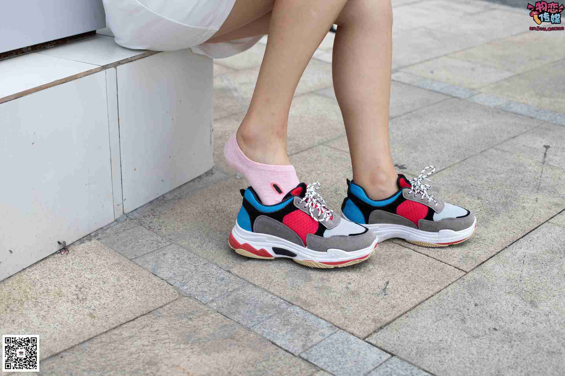图片[49]-物恋传媒 No.049 露肩连衣裙搭配撞色老爹鞋，搭配粉色短棉袜 [126P] – 速更版-美库