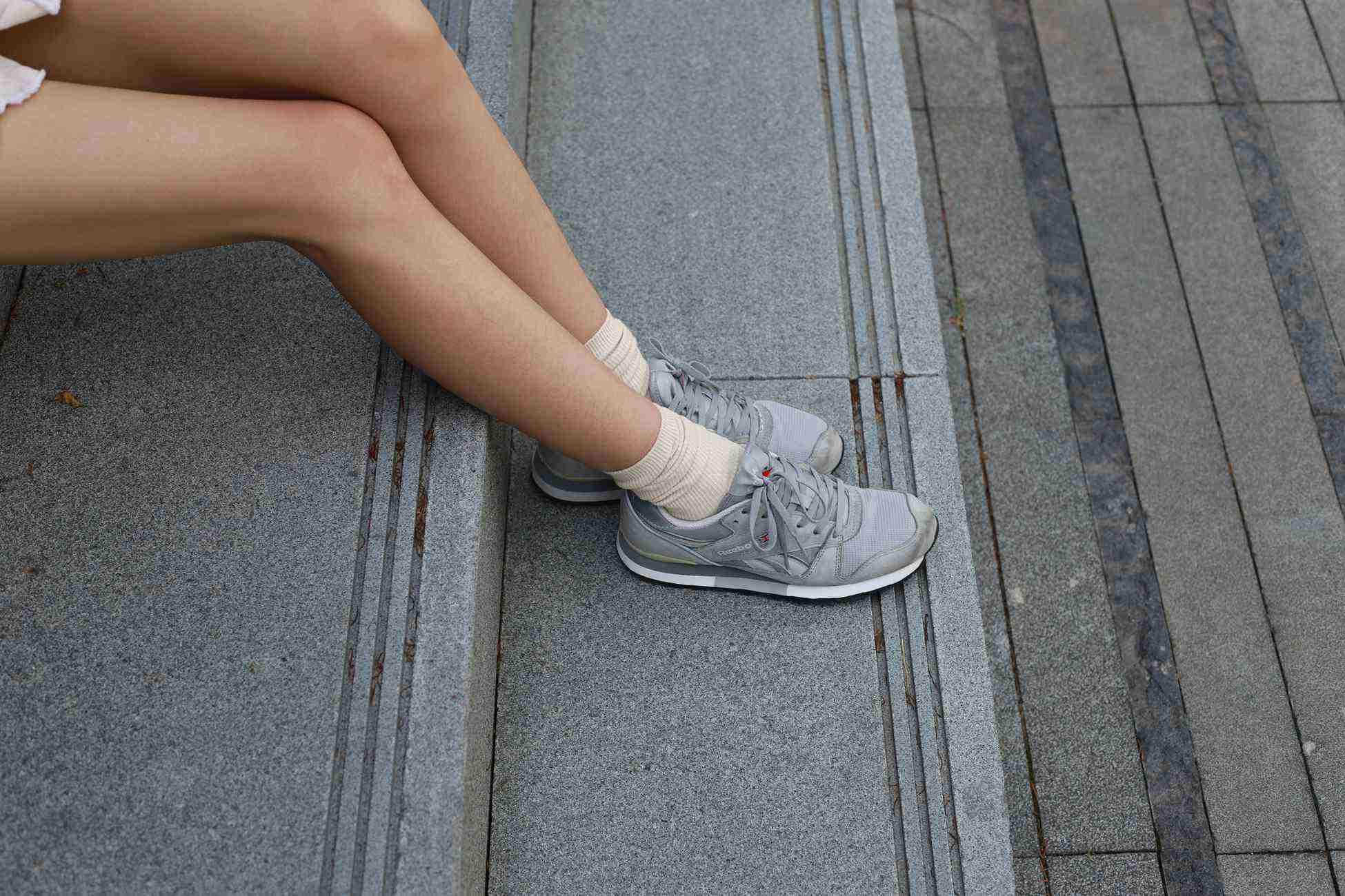 图片[33]-勿恋传媒 No.050 待我长发及腰,只为你的微笑,灰色NB配浅黄棉袜 [145P] – 速更版-美库