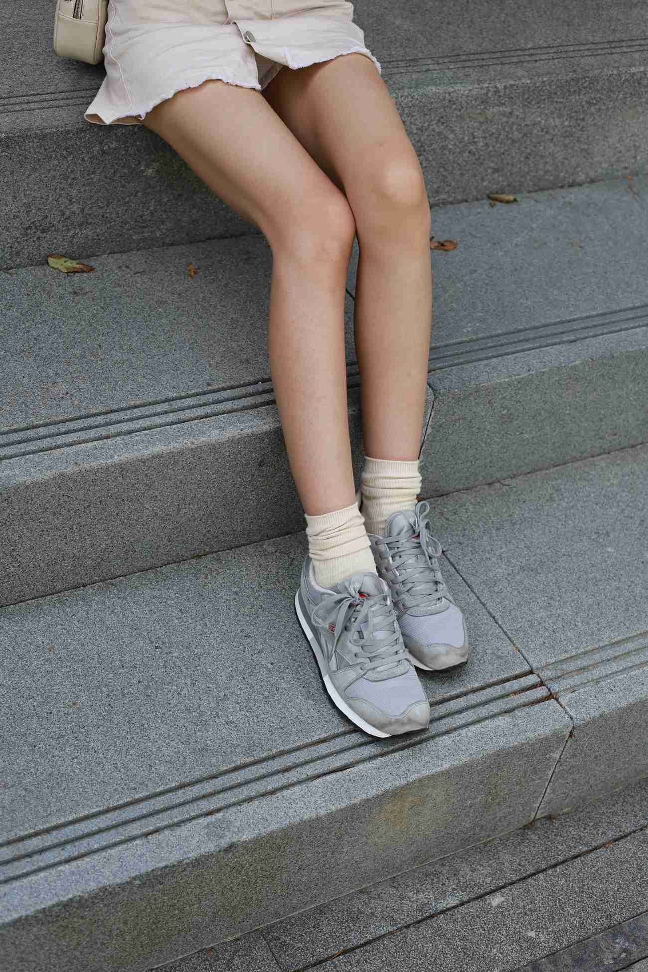 图片[34]-勿恋传媒 No.050 待我长发及腰,只为你的微笑,灰色NB配浅黄棉袜 [145P] – 速更版-美库