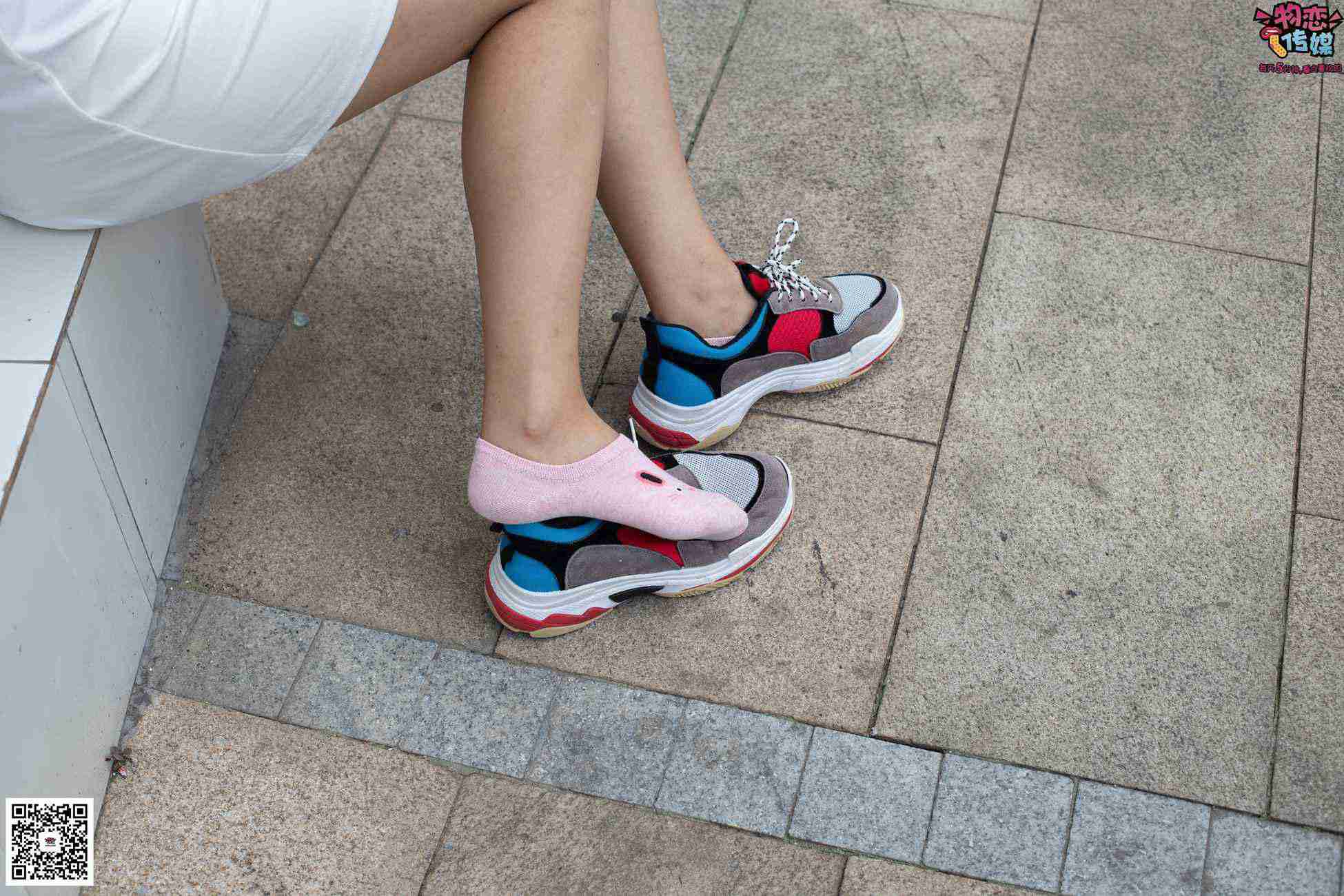图片[51]-物恋传媒 No.049 露肩连衣裙搭配撞色老爹鞋，搭配粉色短棉袜 [126P] – 速更版-美库