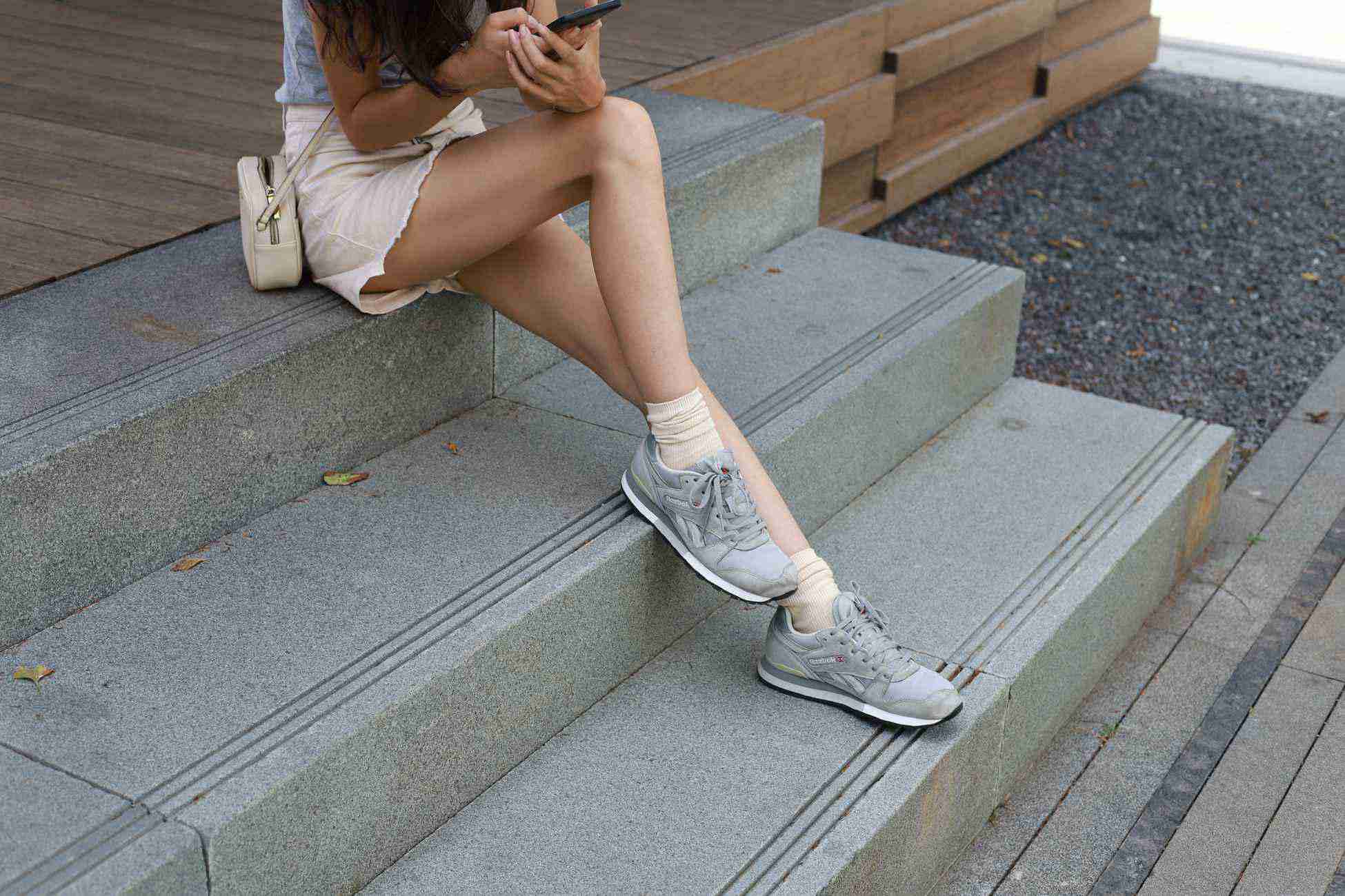 图片[35]-勿恋传媒 No.050 待我长发及腰,只为你的微笑,灰色NB配浅黄棉袜 [145P] – 速更版-美库