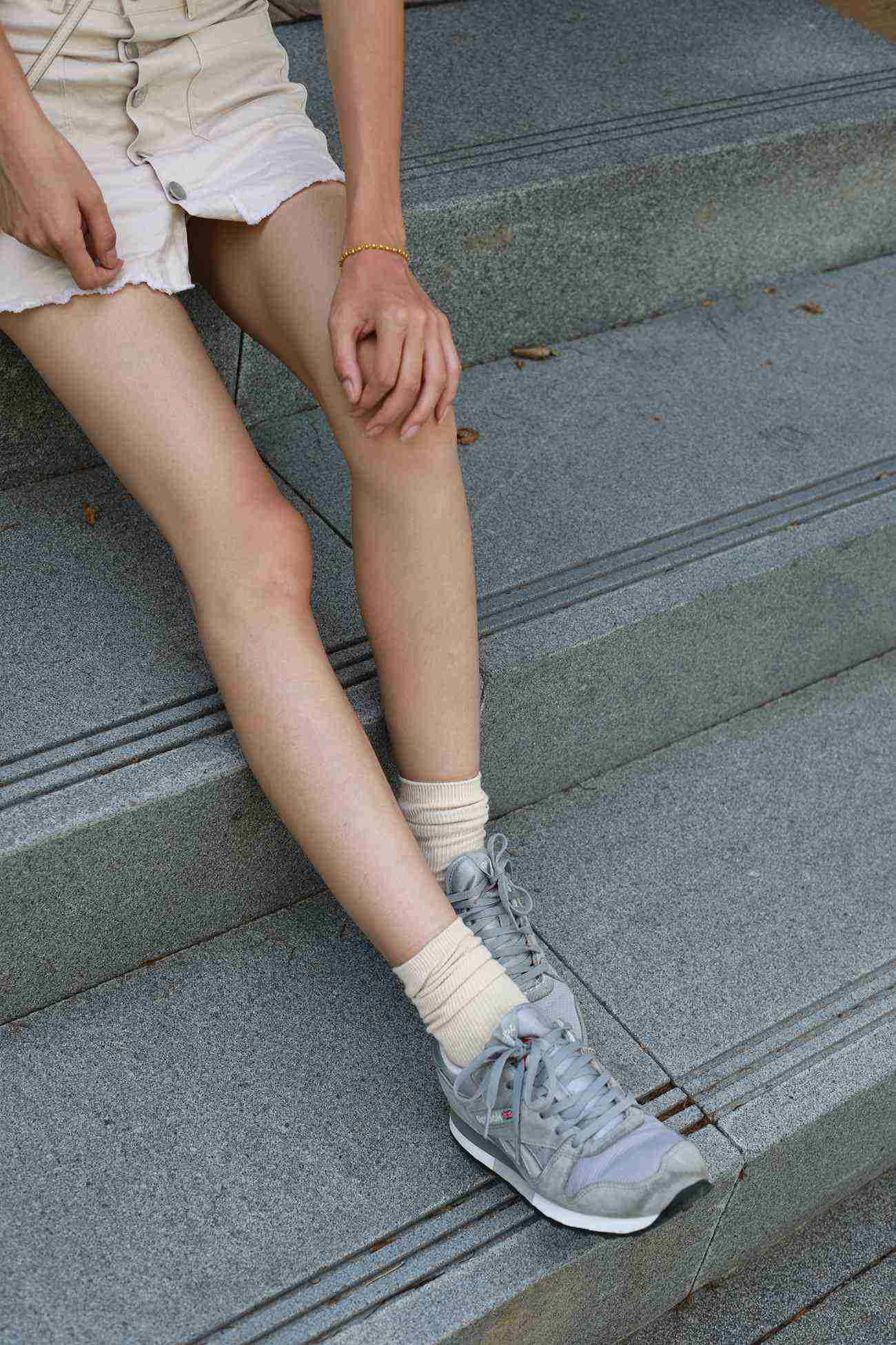 图片[36]-勿恋传媒 No.050 待我长发及腰,只为你的微笑,灰色NB配浅黄棉袜 [145P] – 速更版-美库