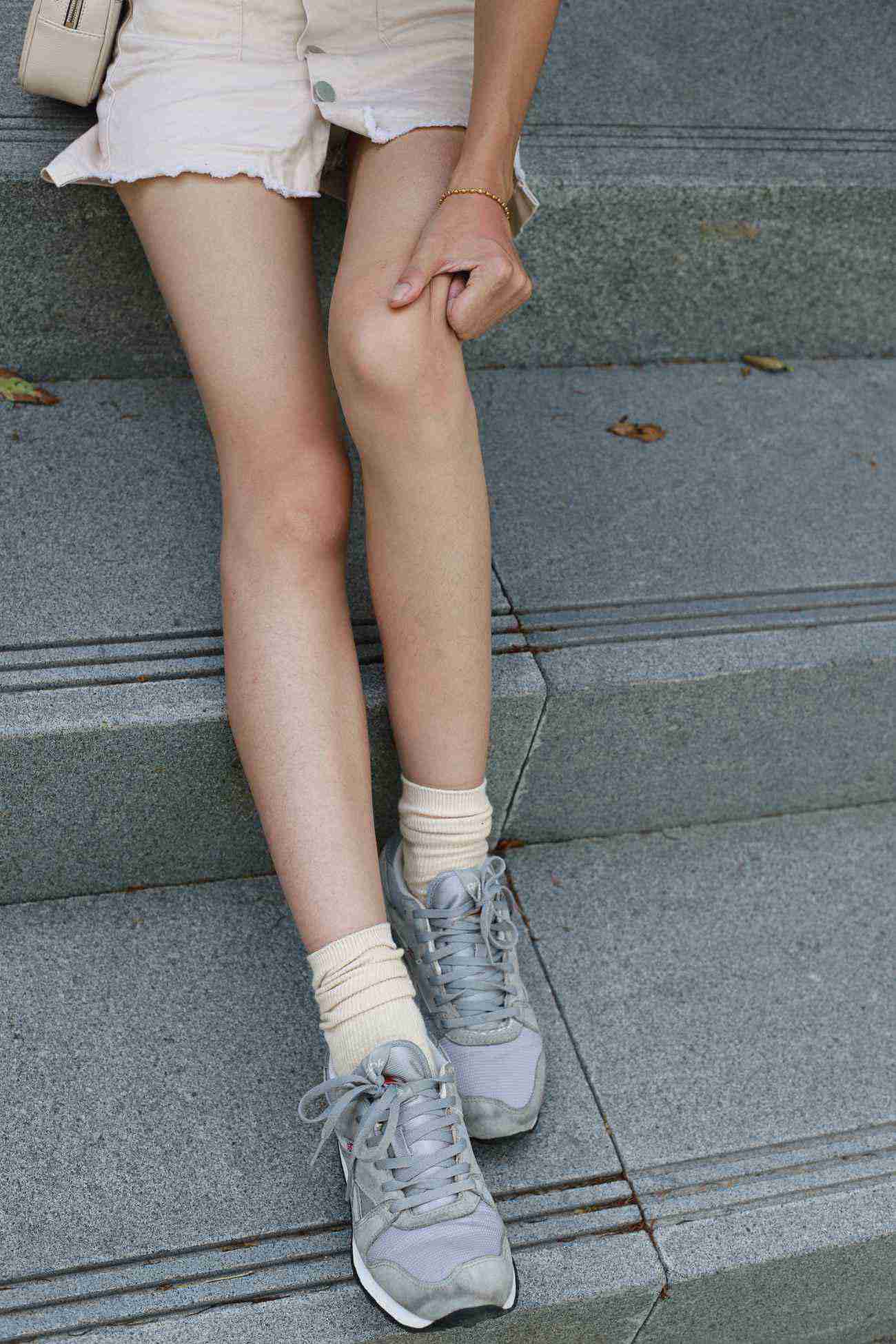 图片[37]-勿恋传媒 No.050 待我长发及腰,只为你的微笑,灰色NB配浅黄棉袜 [145P] – 速更版-美库