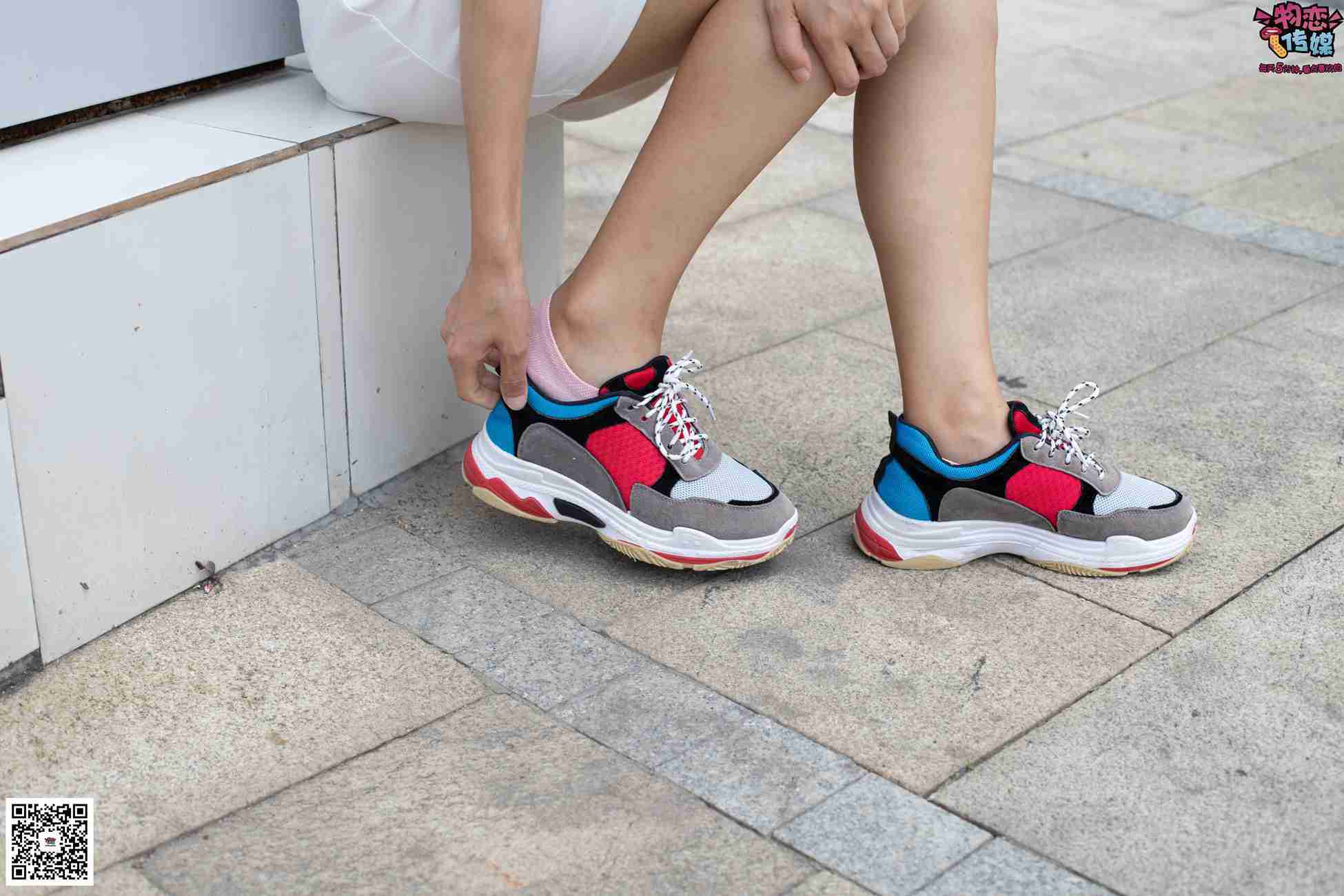 图片[53]-物恋传媒 No.049 露肩连衣裙搭配撞色老爹鞋，搭配粉色短棉袜 [126P] – 速更版-美库
