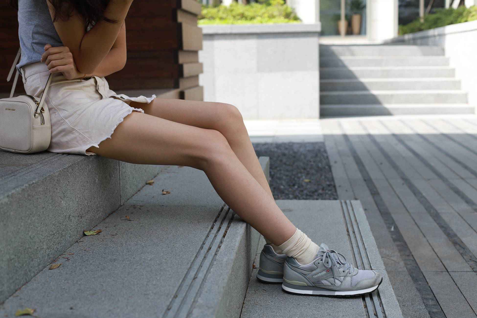 图片[38]-勿恋传媒 No.050 待我长发及腰,只为你的微笑,灰色NB配浅黄棉袜 [145P] – 速更版-美库