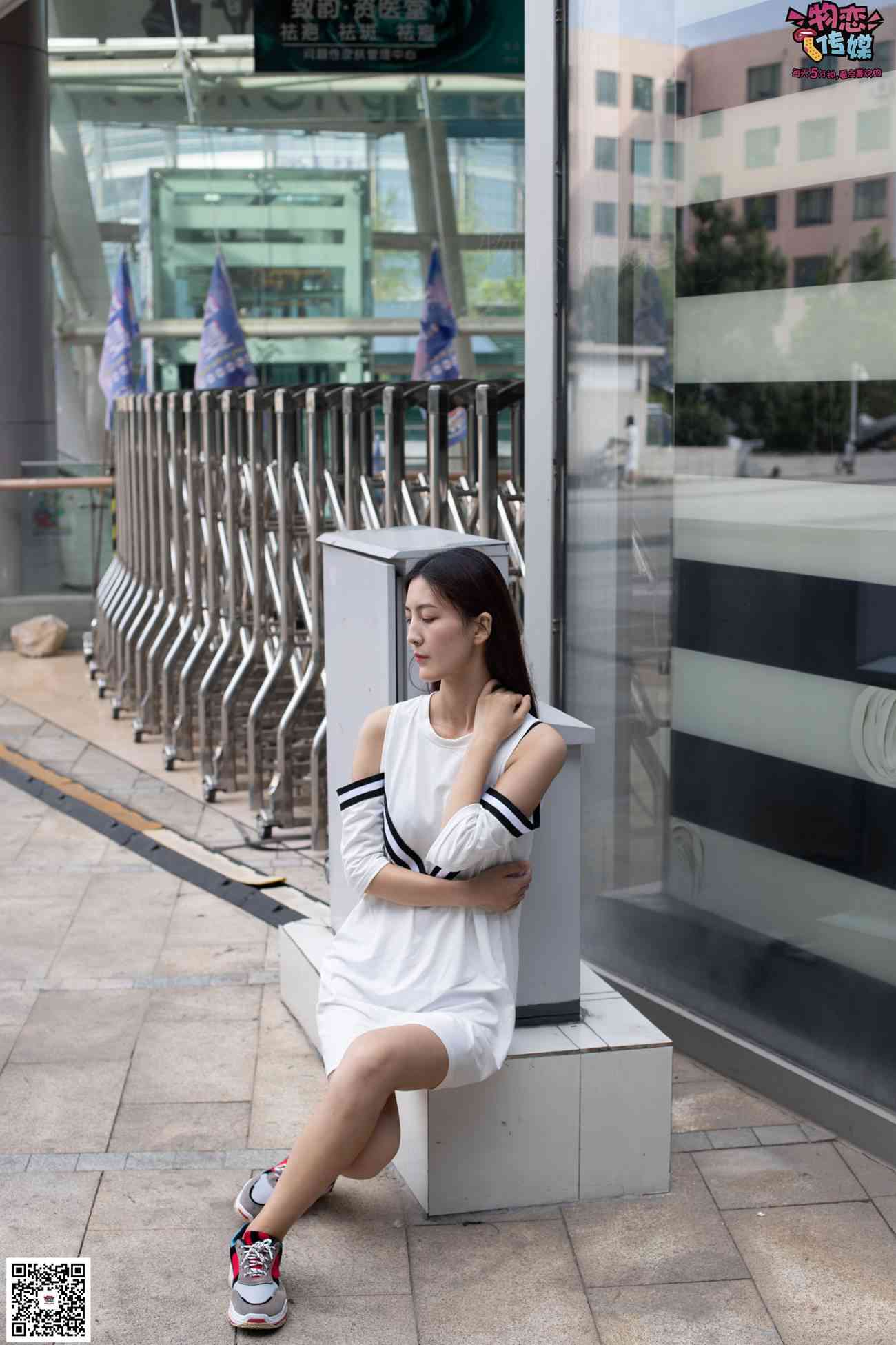 图片[79]-物恋传媒 No.049 露肩连衣裙搭配撞色老爹鞋，搭配粉色短棉袜 [126P] – 速更版-美库