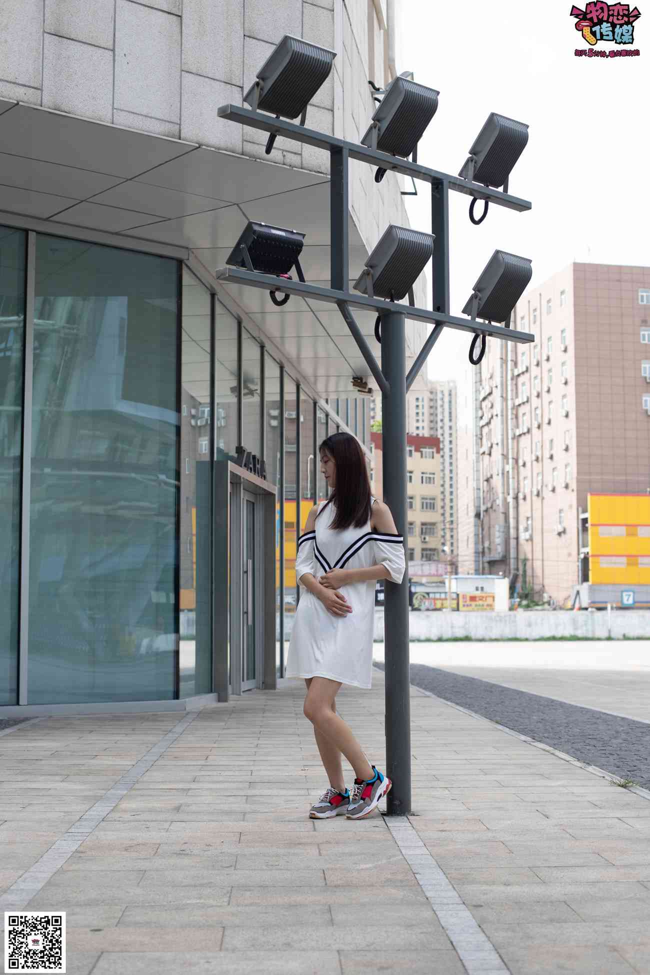 图片[94]-物恋传媒 No.049 露肩连衣裙搭配撞色老爹鞋，搭配粉色短棉袜 [126P] – 速更版-美库