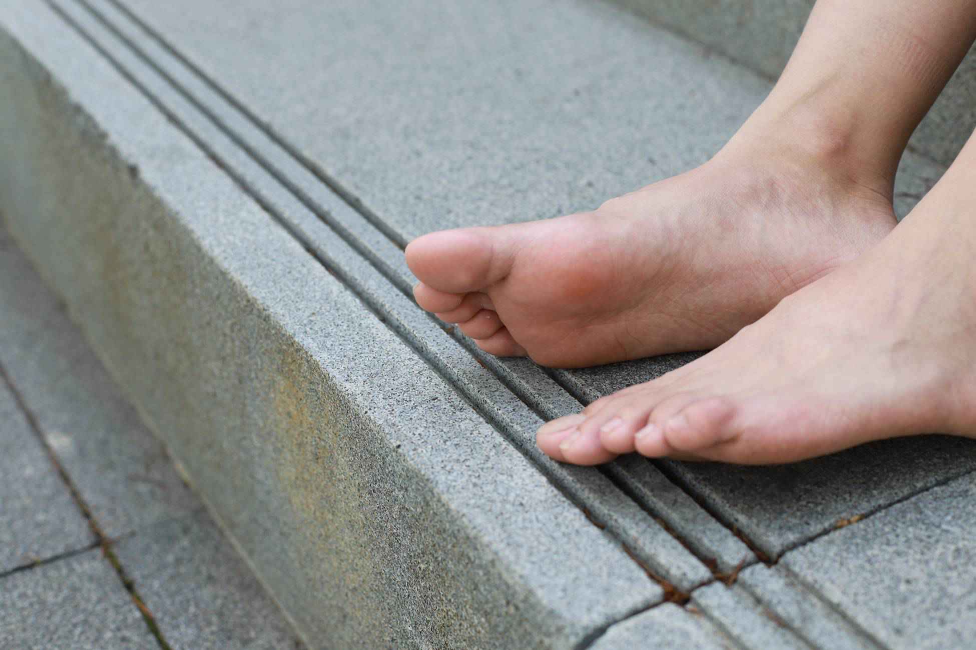 图片[80]-勿恋传媒 No.050 待我长发及腰,只为你的微笑,灰色NB配浅黄棉袜 [145P] – 速更版-美库