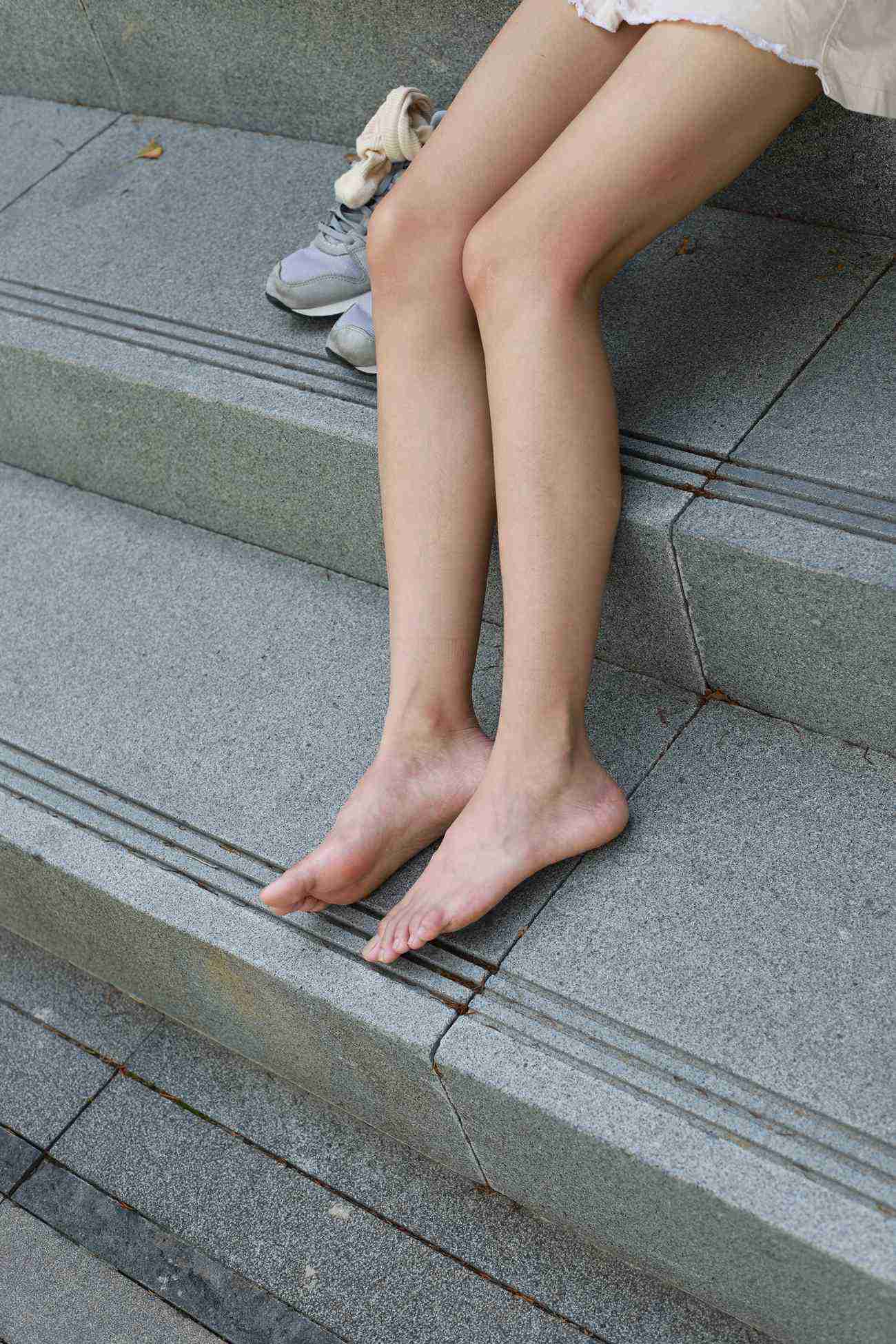 图片[81]-勿恋传媒 No.050 待我长发及腰,只为你的微笑,灰色NB配浅黄棉袜 [145P] – 速更版-美库