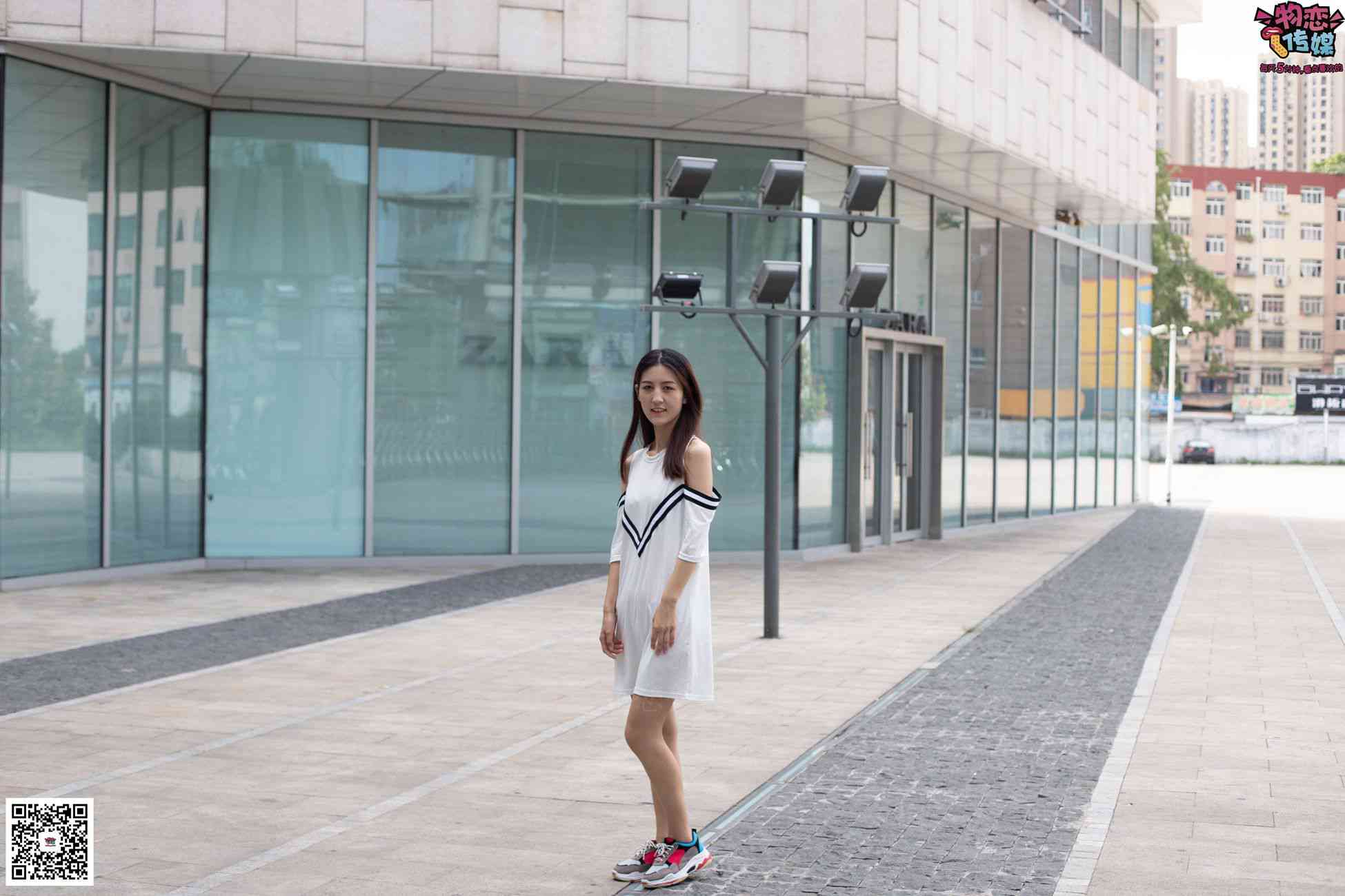 图片[101]-物恋传媒 No.049 露肩连衣裙搭配撞色老爹鞋，搭配粉色短棉袜 [126P] – 速更版-美库