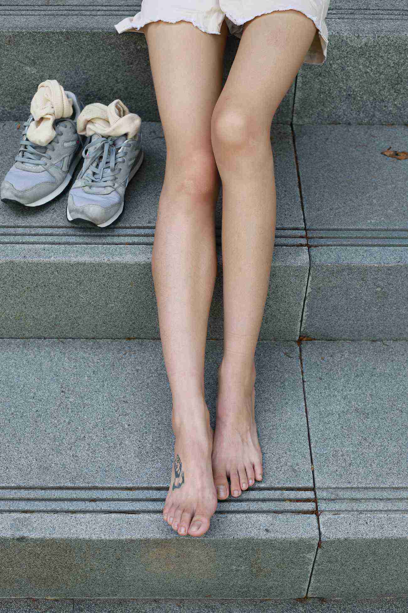 图片[86]-勿恋传媒 No.050 待我长发及腰,只为你的微笑,灰色NB配浅黄棉袜 [145P] – 速更版-美库