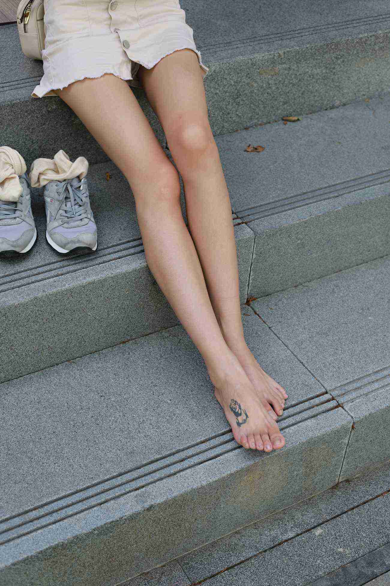 图片[89]-勿恋传媒 No.050 待我长发及腰,只为你的微笑,灰色NB配浅黄棉袜 [145P] – 速更版-美库